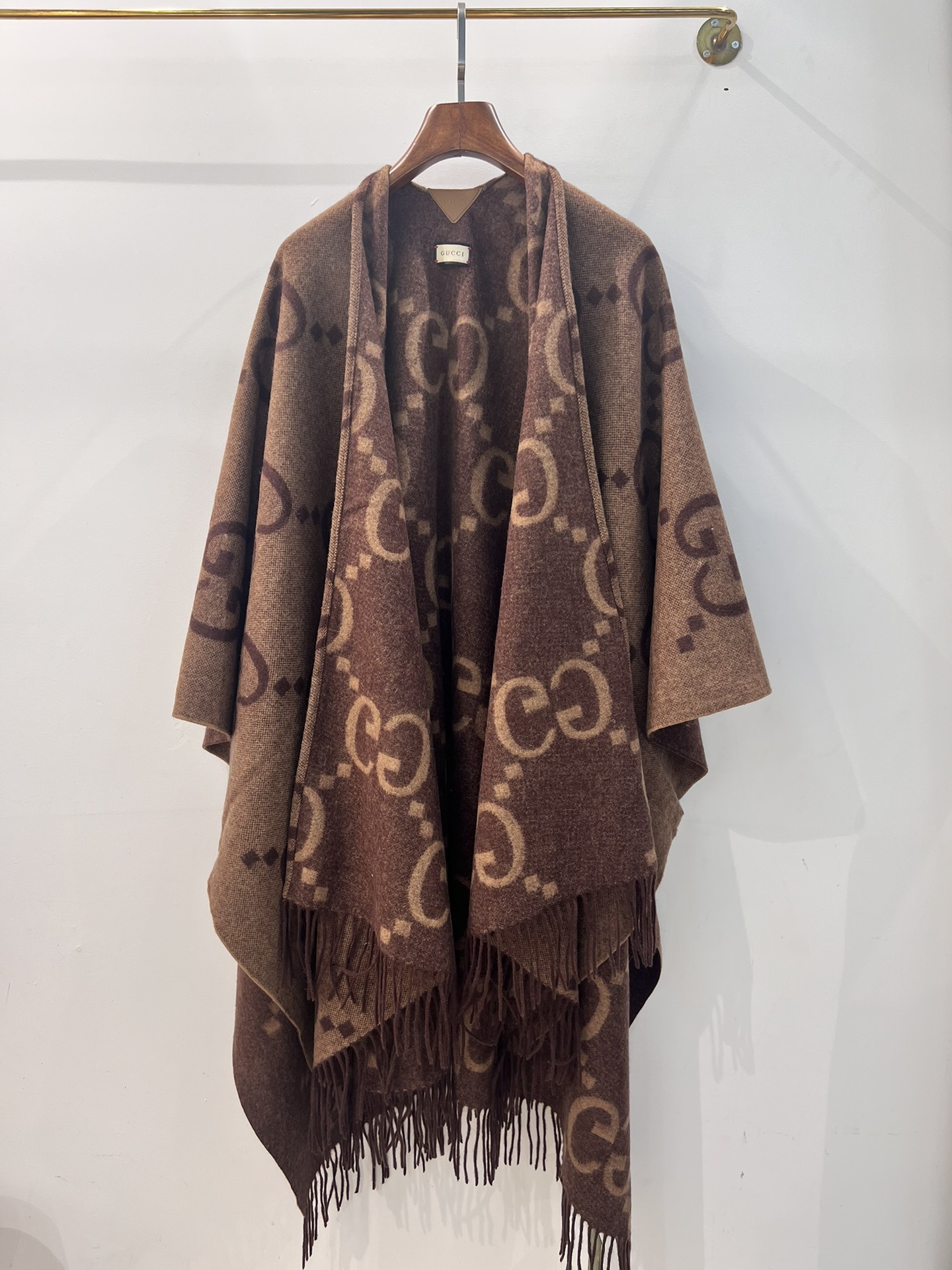 💟古琦这款披巾性价比非常高，因为实在是太保暖啦！完全当一件厚斗篷穿！超高克重，完美做工，侧后面开叉设计，