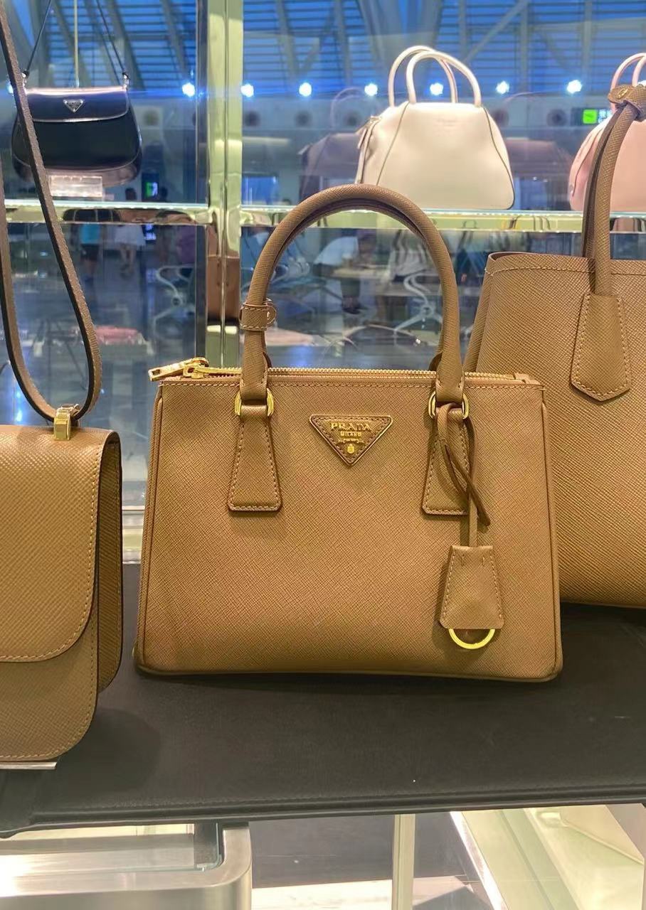 Prada Luxury Designer Handbag Shoulder Bag in fine calfskin