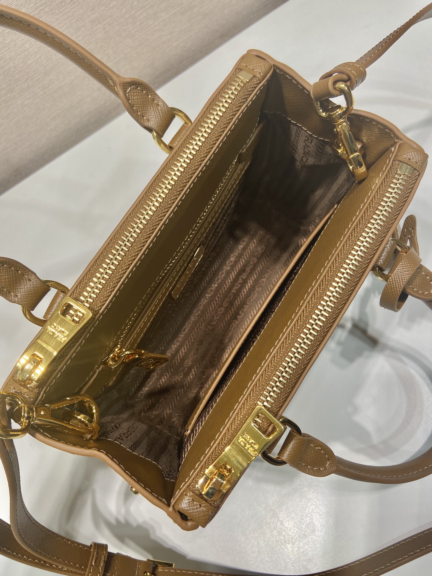 🎉mini杀手🎉1BA906，这款Galleria手袋采用标志性的Saffiano皮革制作，配有一条可拆