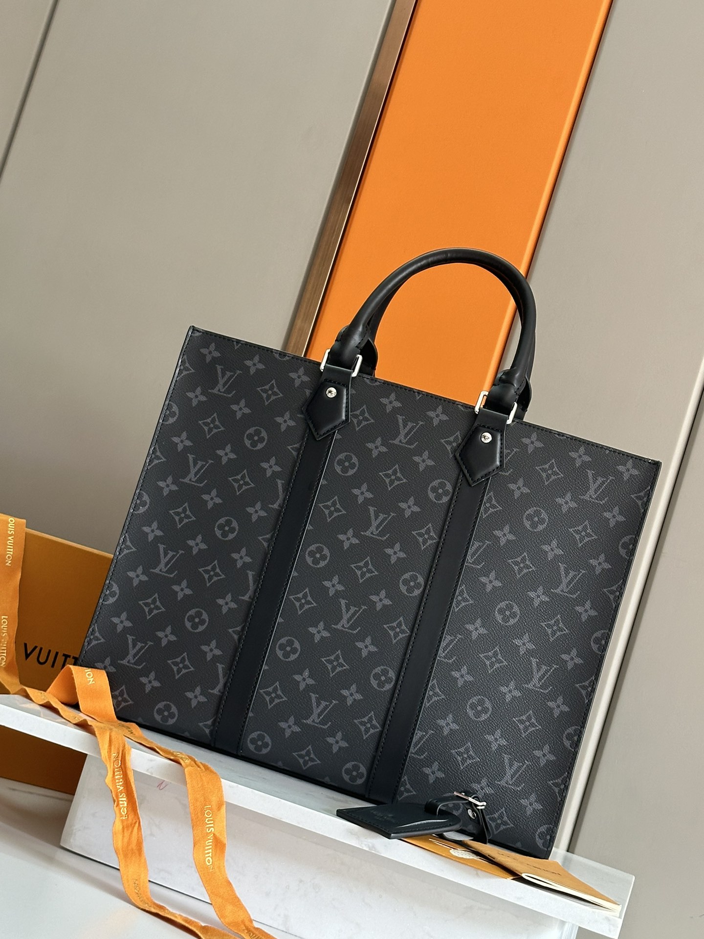 NO:385675,Top original sheet M47059 black flower This Sac Plat 24H handbag has the elegant style of Monogram Eclipse coated canvas, highlighting the classic style with side straps, handle fixtures and removable brand. Enriched space includes zippered pockets and patch pockets, one of which can accommodate a laptop, with long and short handles enabling shoulder and hand-held experience. 41 x 33 x 14 cm (length x height x width), LV [top original sheet], louis vuitton19860909顶级原单 M47059 黑花 本款 Sac Plat 24H 手袋拥有 Monogram Eclipse 涂层帆布的儒雅风范,以侧带、手柄固定件和可拆卸名牌彰显经典格调.充裕空间囊括拉链口袋和贴袋,其一可容纳笔记本电脑,长短手柄实现肩背和手提体验. 41 x 33 x 14 厘米 (长度 x 高 x 宽),LV【顶级原单】,louis vuitton,Bag