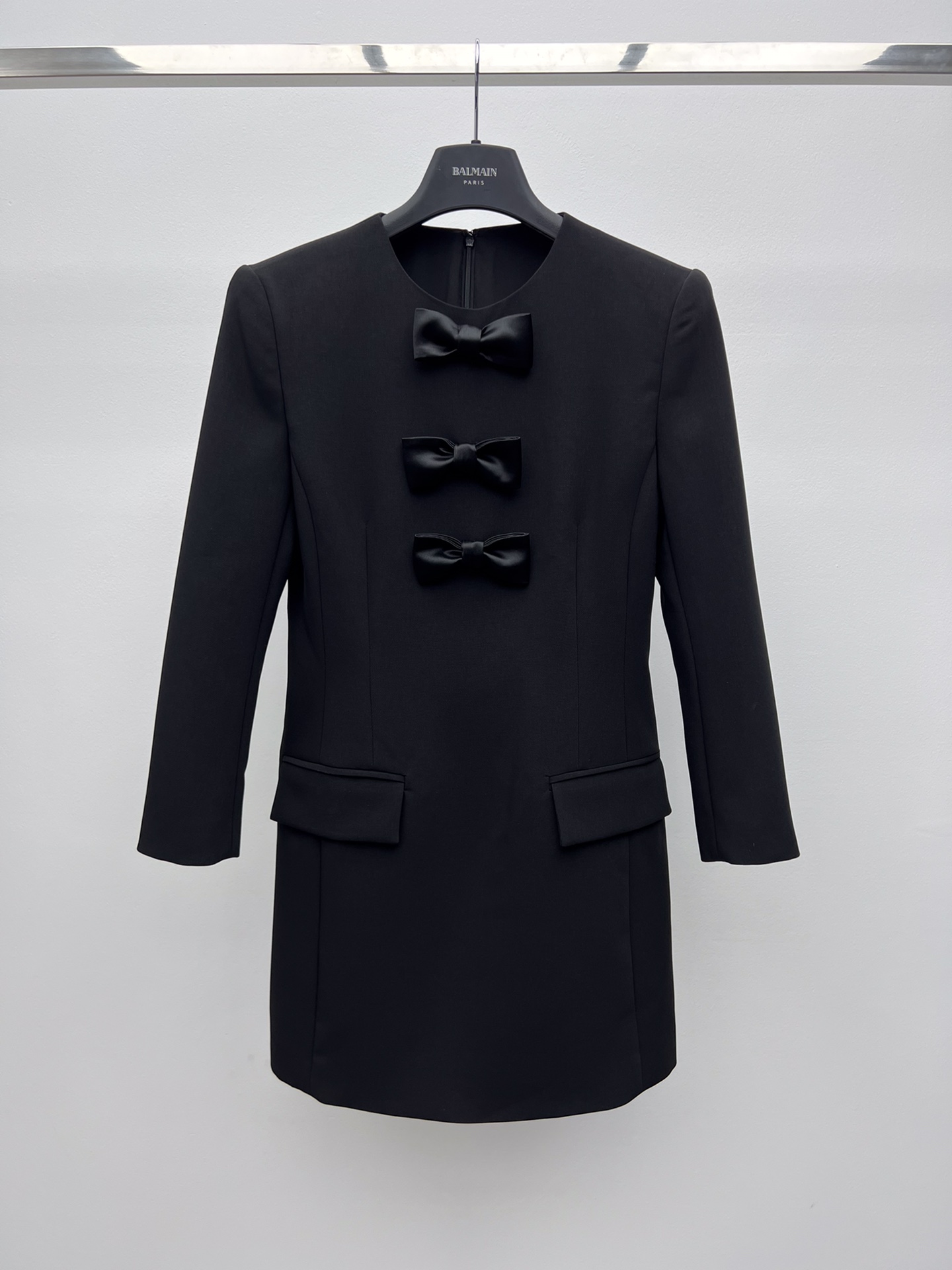 Stylish One-Size-Fits-All Female Suit with Butterfly Details and Lace Sleeves