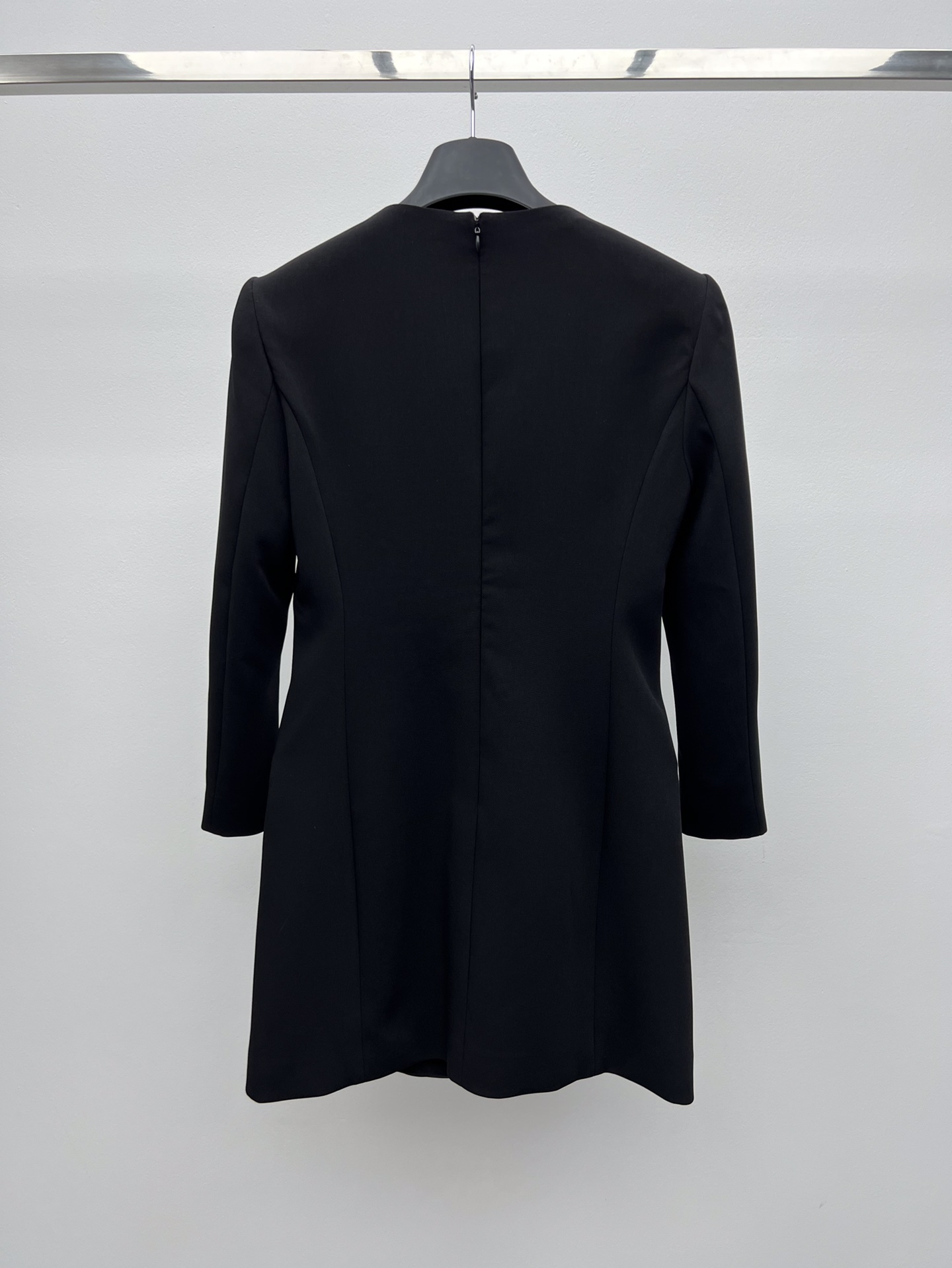 Stylish One-Size-Fits-All Female Suit with Butterfly Details and Lace Sleeves - 图片 7
