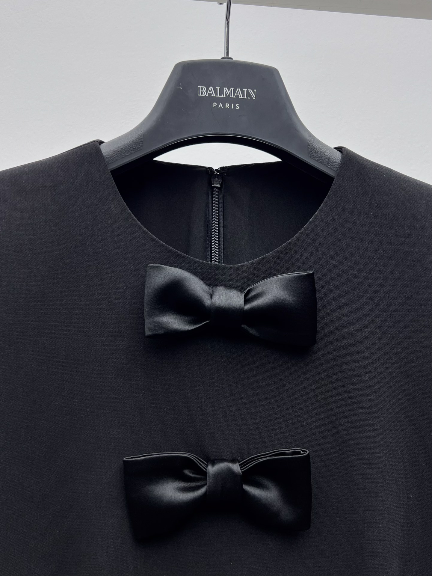 Stylish One-Size-Fits-All Female Suit with Butterfly Details and Lace Sleeves - 图片 4