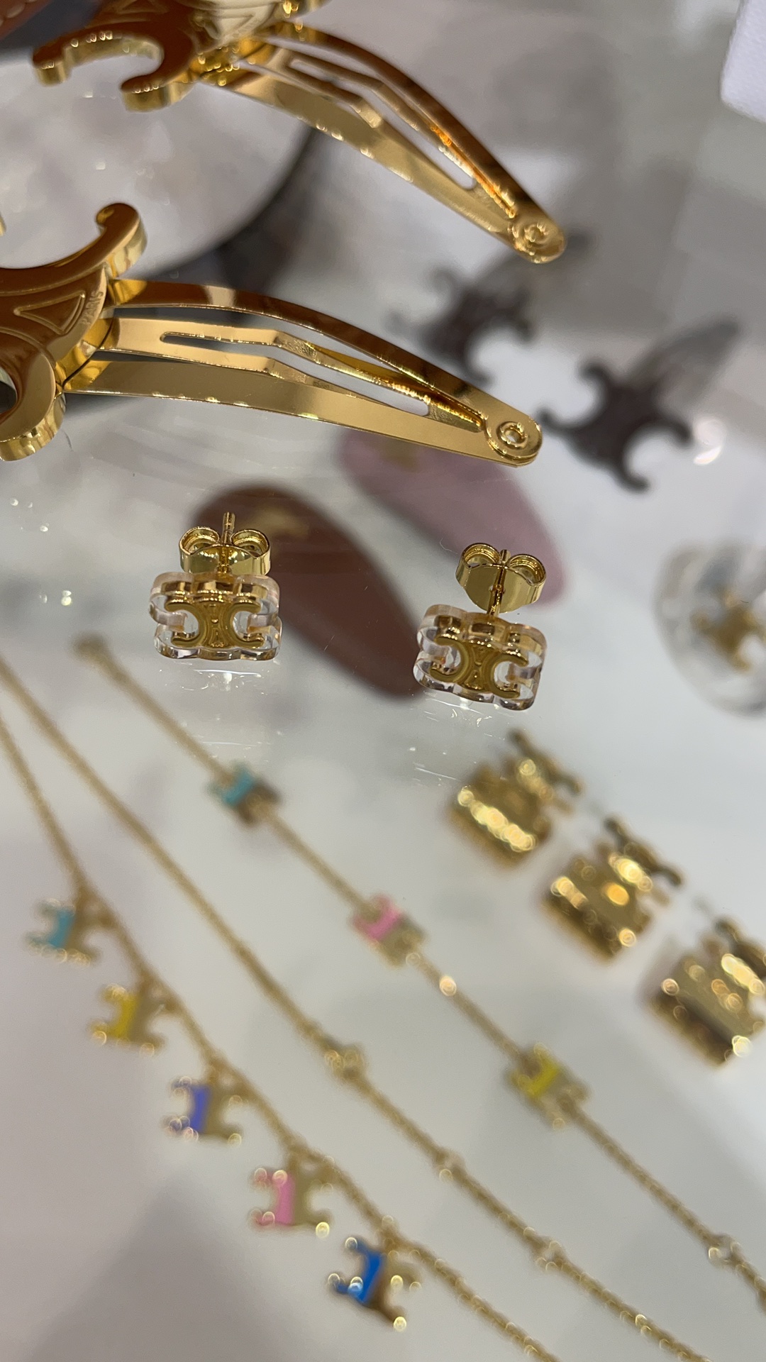 NO:632160,88170, arrived today to buy yb's new golden Arc de Triomphe logo transparent resin earrings. The golden Arc de Triomphe logo is wrapped in a layer of transparent resin. It's like being wrapped in ice cubes. So cute. Exquisite and delicate. Very suitable for daily or date wear. Exclusively purchased from yb. Customized. Made of consistent brass material, Cardia high-end jewelry.1986090988170,今日到货购入yb 新款金色凯旋门徽标透明树脂耳钉 金色凯旋门徽标外面裹一层透明树脂 就像被包裹在冰块里 太可爱啦 精致又秀气 很适合日常或约会佩戴 独家购入yb定制 一致黄铜材质,,卡迪亚高端饰品,Jewelry