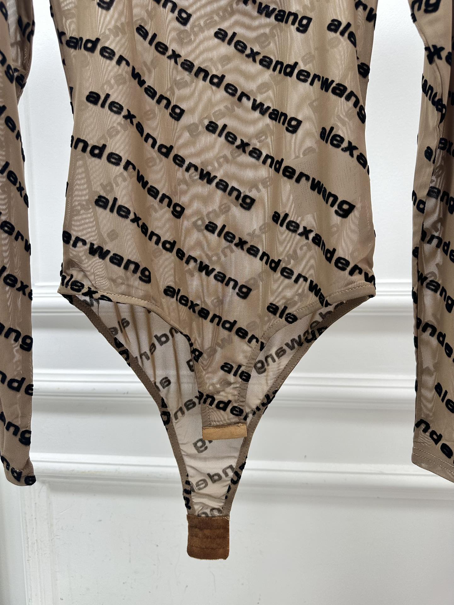 尺码SMl，。
A wang植绒字母连体衣
微透视长袖连体衣 当内搭一绝 若隐若现的小性感 FF印花全身