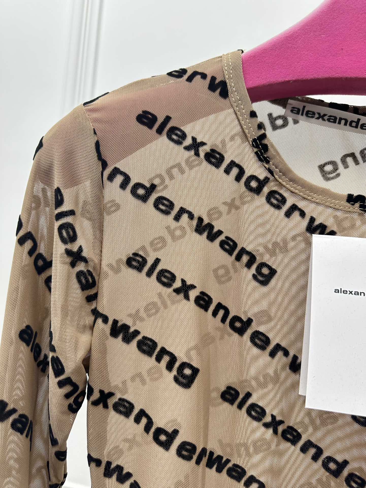 尺码SMl，。
A wang植绒字母连体衣
微透视长袖连体衣 当内搭一绝 若隐若现的小性感 FF印花全身