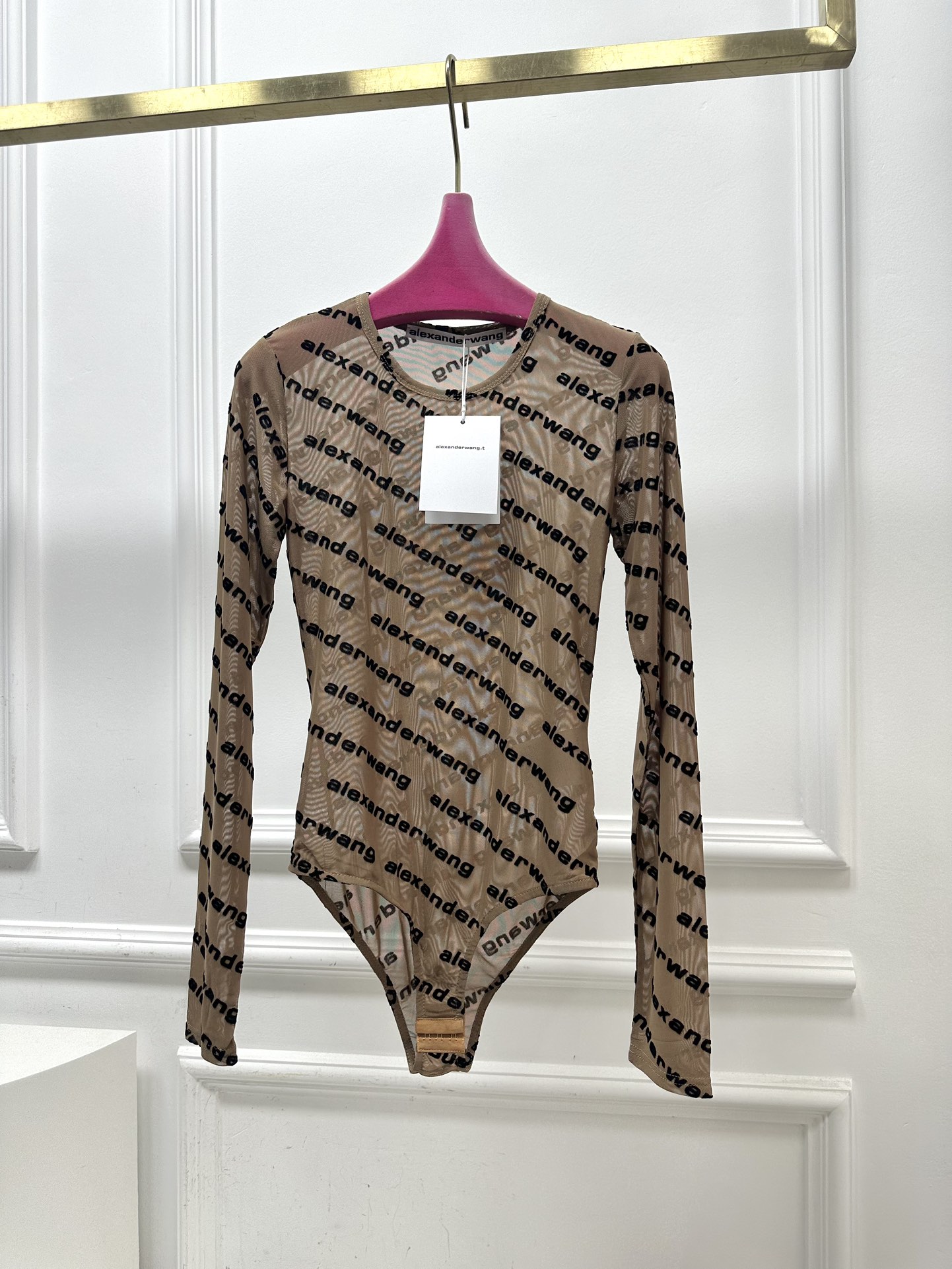 尺码SMl，。
A wang植绒字母连体衣
微透视长袖连体衣 当内搭一绝 若隐若现的小性感 FF印花全身