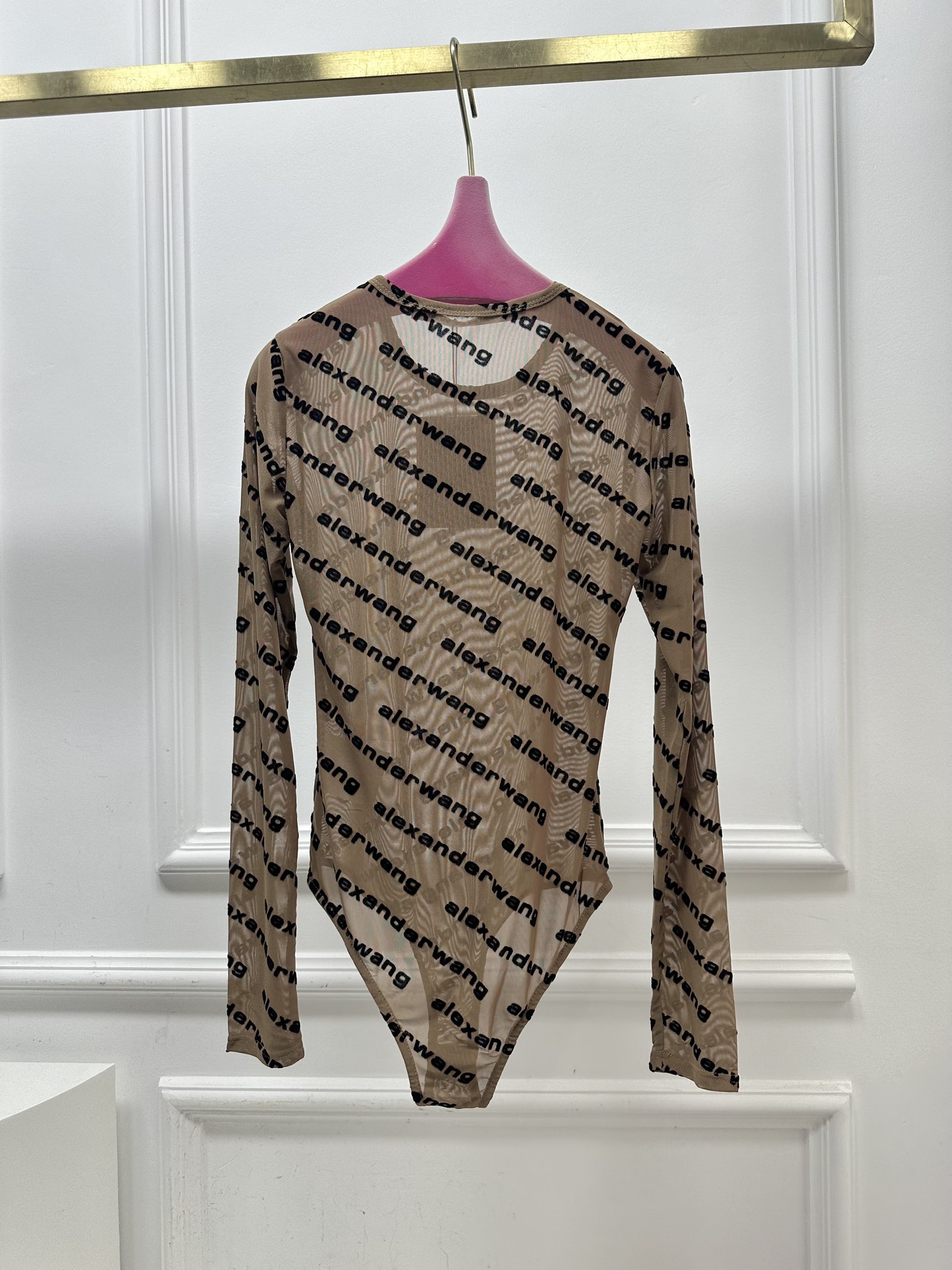 尺码SMl，。
A wang植绒字母连体衣
微透视长袖连体衣 当内搭一绝 若隐若现的小性感 FF印花全身