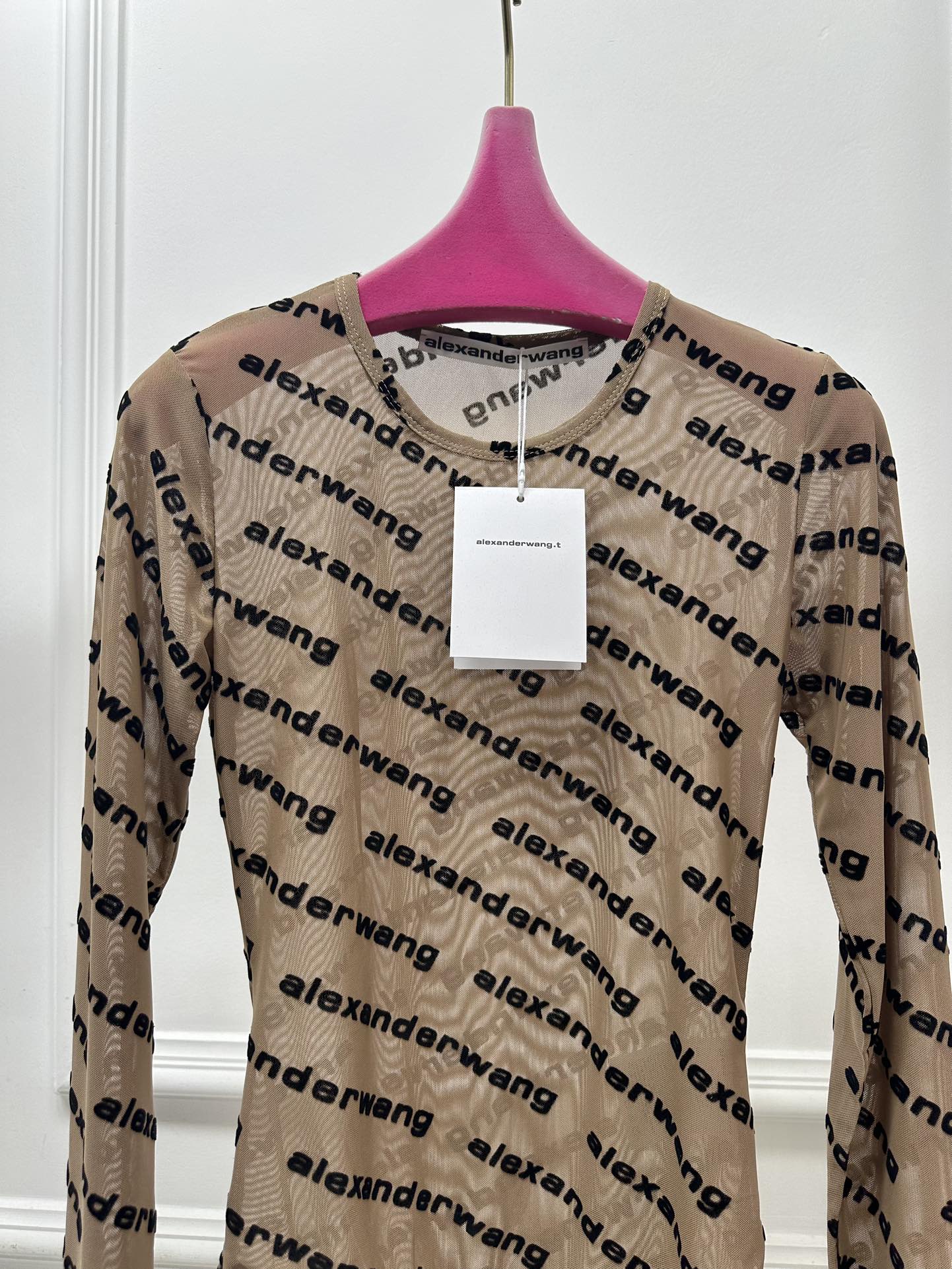 尺码SMl，。
A wang植绒字母连体衣
微透视长袖连体衣 当内搭一绝 若隐若现的小性感 FF印花全身