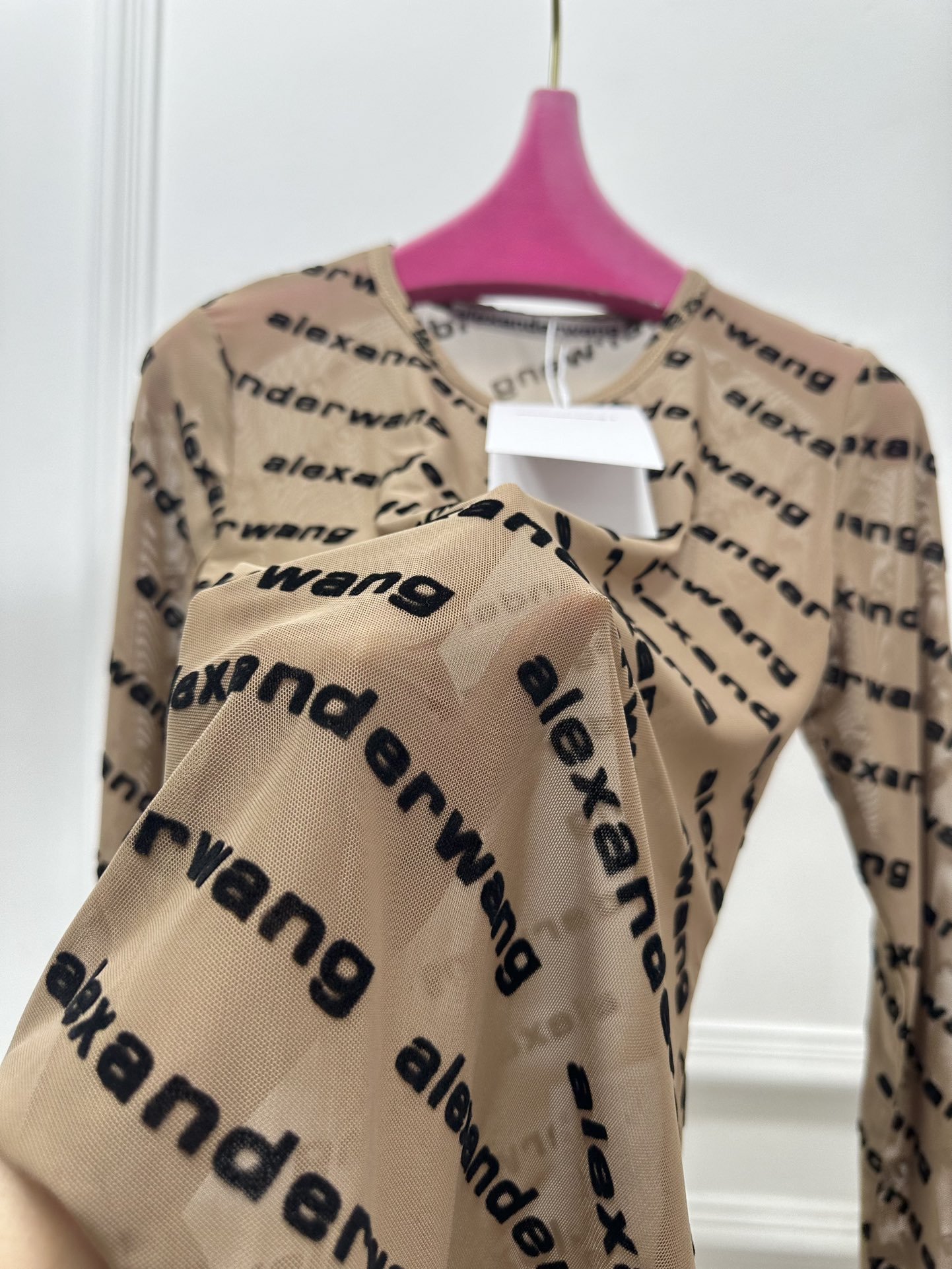 尺码SMl，。
A wang植绒字母连体衣
微透视长袖连体衣 当内搭一绝 若隐若现的小性感 FF印花全身