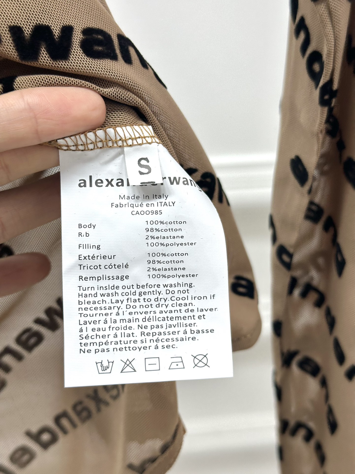 尺码SMl，。
A wang植绒字母连体衣
微透视长袖连体衣 当内搭一绝 若隐若现的小性感 FF印花全身