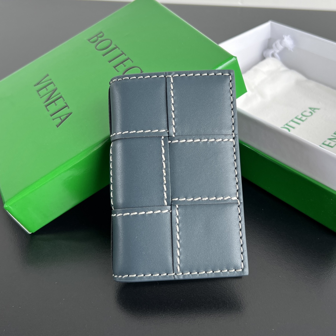 NO:671326,B's new stitched large grid card holder 748053 card holder is an essential carry-on for all people. The body of the bag is made of cowhide and has a smooth texture. It has 6 card slots. There is also a compartment in the middle to put some money. It is a very lightweight card holder. Nowadays, the bags we carry are getting smaller and smaller. One card holder can satisfy them all. There are also many color options. There is always one you like. Size 11x7.5, BV, Bottega Veneta, Cowhide19860909B家新款缝线大编格卡包 748053 卡包是所有人群必不可少的随身带 包身由牛皮制成 质感柔滑 她拥有6个卡槽位置 中间还有隔层可以放点钱,很轻便的一款卡包 现在背的包包越来越小 一个卡包就能满足所有 同时还拥有很多颜色选择 总有一个是你喜欢的 尺寸11x7.5,BV,bottega veneta,cowhide,欧美剧