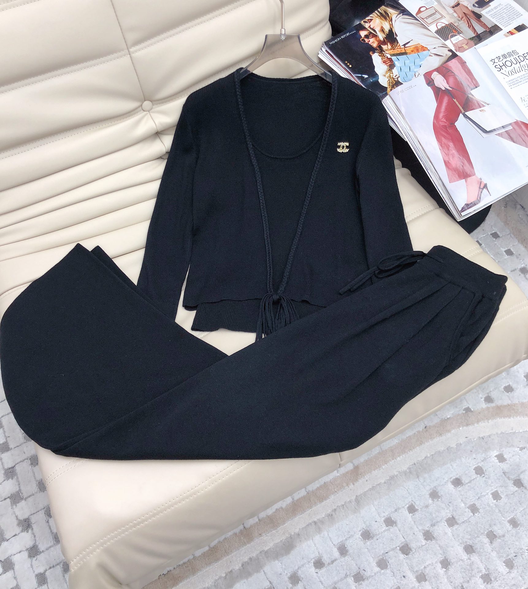 NO:605315,Cardigan, vest, pants w new style strap knitted cardigan suspender top high waist trousers three-piece set丨Exclusively produced!  The neckline and hem have braided edges. They are comfortable and stretchy. Decorated with gold brooches. They are low-key and stylish. They are beautiful and fashionable. They can be worn fashionably and can be easily worn for commuting and dating. Recommended!  Available in stock S/M/L., brooch, breastpin, alexander wang19860909开衫.背心.裤子w新款 绑带针织开衫吊带上衣高腰长裤三件套丨独家出品！领口与衣摆编织收边 舒适有弹力 搭配金色胸针装饰 低调有品相 美观时尚 穿搭时髦 通勤约会都能轻松驾驭 推荐！现货发售S/M/L.,,brooch，breastpin,alexander wang,Women's clothing