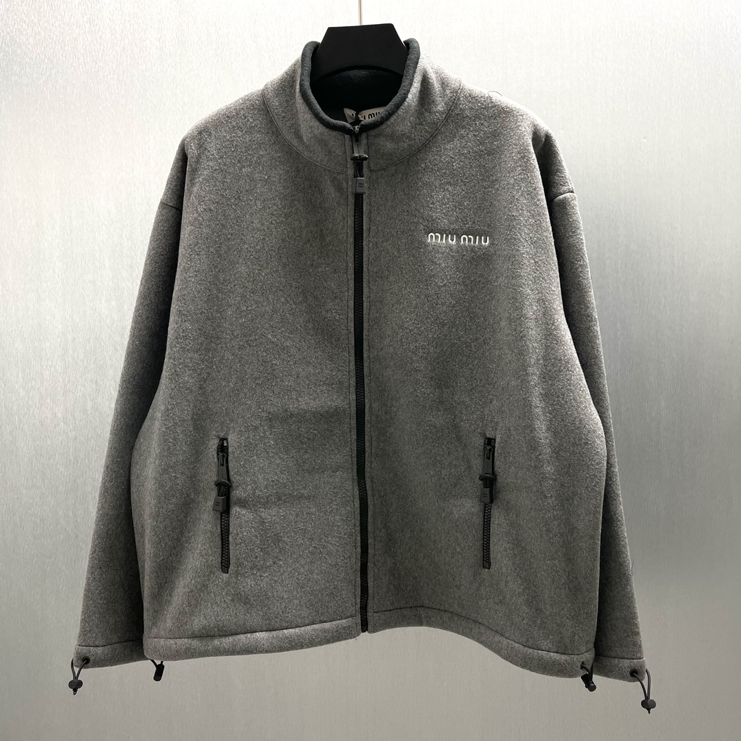 🧧Chaqueta gris de forro polar Muumuu, Talla: S-XL. Esta vez, los nuevos productos de miu miu para otoño-invierno 24 ha…