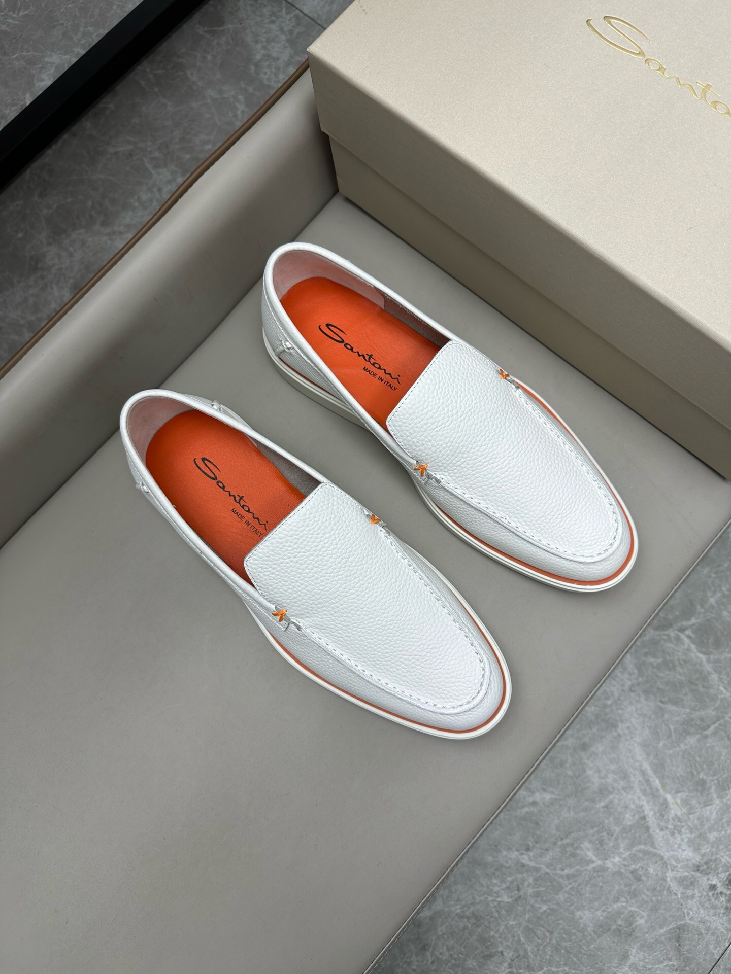 NO:218567,Brand Santoni original color matching Size 39-44 Custom made 38.45.46 Price Material Santoni Italian men's handmade loafers Each pair of shoes is simple and classic design, using 