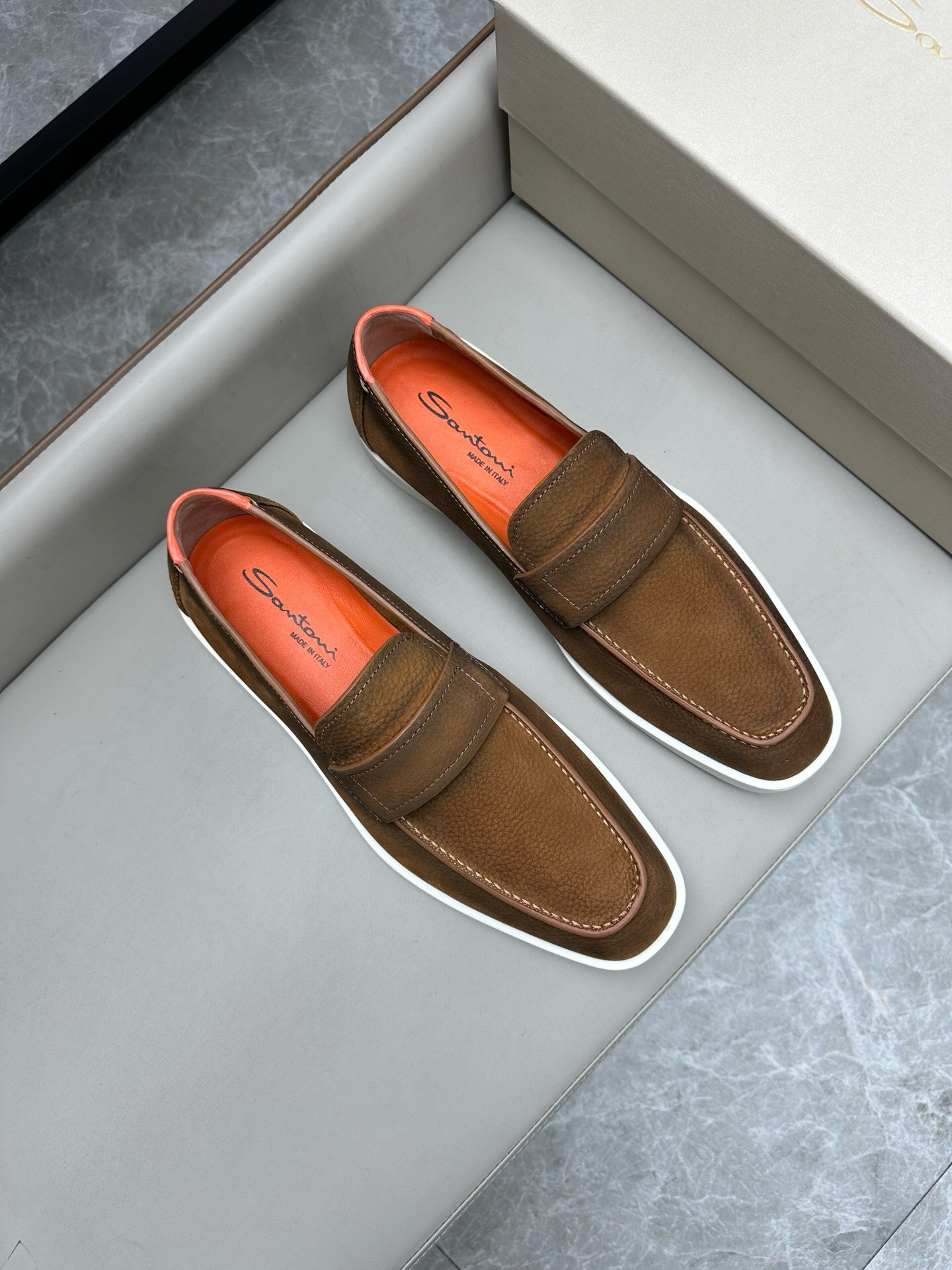 NO:218587,Brand Santoni original color matching Size 39-44 Custom made 38.45.46 Price Material Santoni Italian men's handmade loafers Each pair of shoes is simple and classic design, using 