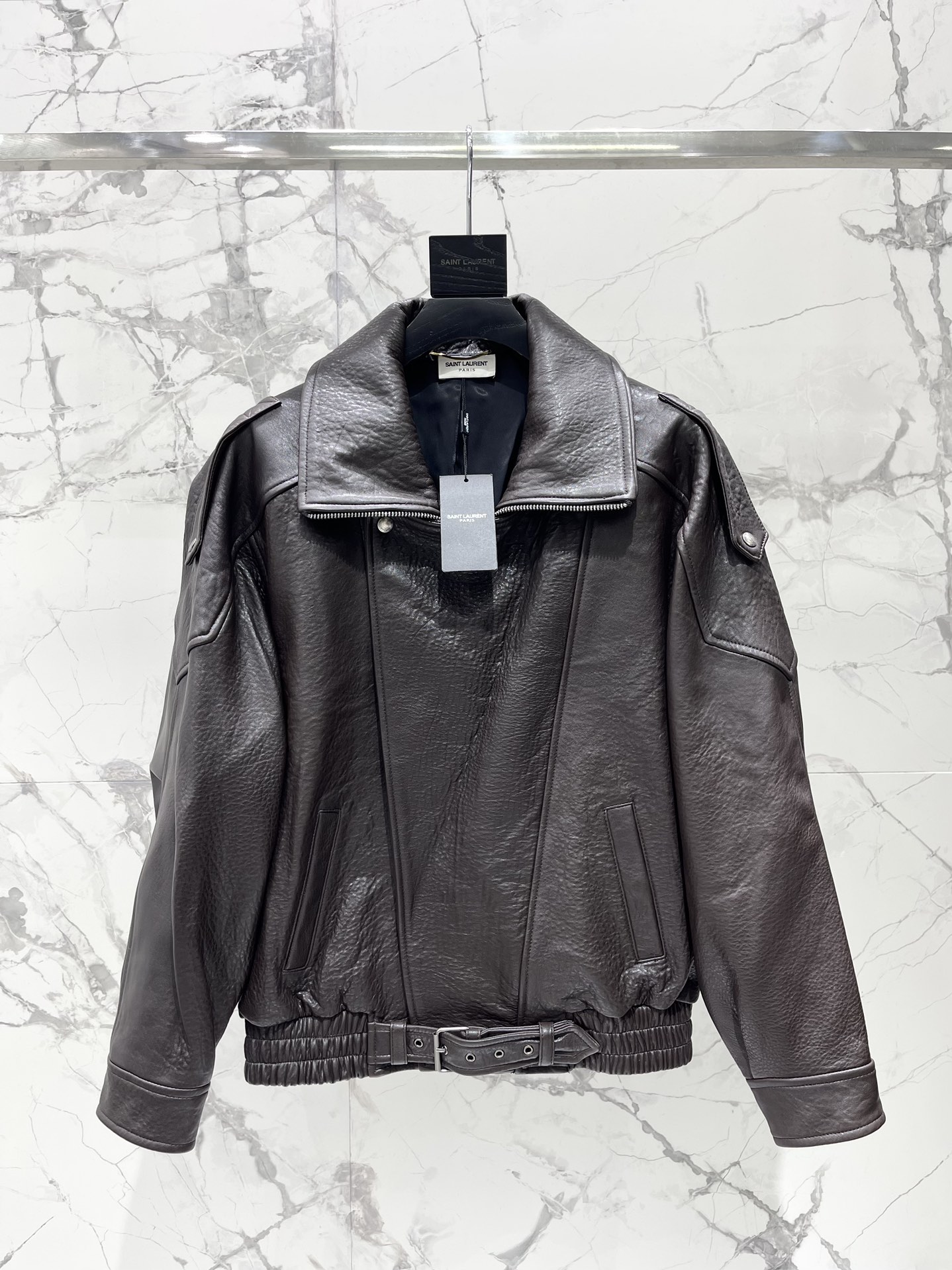 NO:866370,* Saint Family Double Stand Collar Profile Motorcycle Leather Jacket. The loose silhouette is super slimming and can be easily controlled no matter you are late at night! Pair the lower body with jeans overalls for a modern high street feel, which is simple and casual. Wear it with a skirt. You are the god in charge of ancient Greek fashion! Brown: It has a strong retro flavor, white and neat! Size SMLXL, Saint Laurent-clothing, saint laurent, skirts, jeans, leather jacket,19860909* 圣家双立领廓形机车皮衣 宽松廓形超显瘦上身效果一绝不管是深夜体型身材都可以轻松驾驭! 下身搭配牛仔裤工装裤摩登高街感十足简单又休闲搭配裙子穿 你就是掌管古希腊时尚的神! 棕色:自带浓郁的复古气息显白又利落! 码数SMLXL,圣罗兰-服装,saint laurent,skirts,jeans,leather jacket,,Women's clothing
