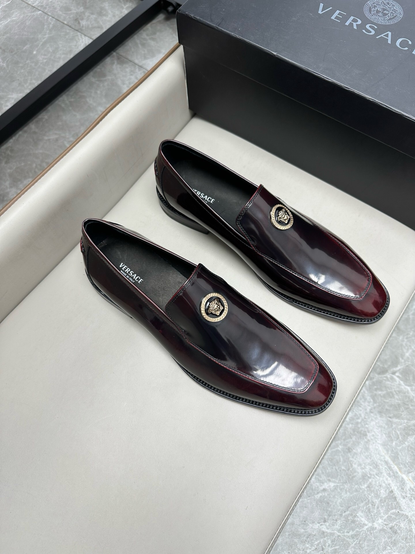 NO:217294,Brand VERSACE color original color matching code number 39-44 customized 38.45.46 price Material Versace new business men's shoes!  Top original quality, imported cowhide inner cowhide foot pad style, elegant and elegant, perfect streamline, high-quality workmanship, pure handmade to create a comfortable wearing experience original (real leather sole), Versace leather shoes, versace, versace, cowhide, Leather soles19860909品牌VERSACE 颜色原版配色 码数39-44定做38.45.46 价格 材质范思哲新款商务男鞋！顶级原单品质 采用进口牛皮牛皮内里牛皮垫脚版型大气上脚超有气质完美的流线高品质做工1:1精准复刻 纯手工打造舒适的穿着体验原版（真皮大底）,范思哲 皮鞋,versace,versace,cowhide,Leather soles,Men's shoes