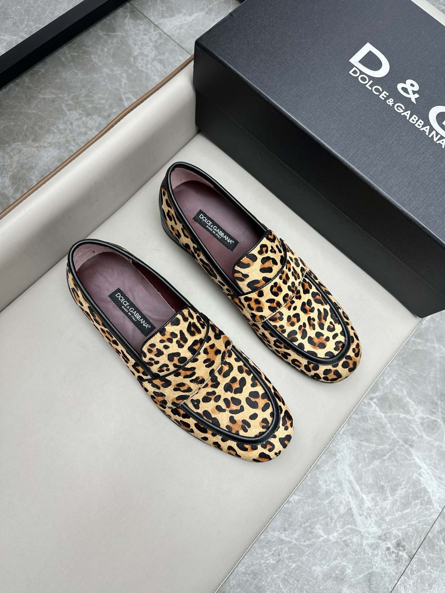 NO:218836,Brand D&G color original color matching 39-44 Custom made 38.45.46 Price Material Dolce & Gabbana/New Calfskin Mocasin Shoes Bernini Series Mocasin Shoes, embellished with new metal signs. Made of Mino Calfskin, (general leather outsole) retro and shiny texture complement each other, releasing contemporary exquisite charm., Dolce & Gabbana, Dolce & Gabbana, Dolce & Gabbana, cowhide, Leather soles19860909品牌D&G 颜色原版配色 码数39-44定做38.45.46 价格 材质杜嘉班纳Dolce & Gabbana/新款小牛皮莫卡辛鞋 Bernini 系列莫卡辛鞋,点缀全新金属标牌.采用 Mino 小牛皮制成,（真皮大底）复古与亮泽质感相得益彰,释放当代考究魅力.,,Dolce&Gabbana,Dolce&Gabbana,Dolce&Gabbana,cowhide,Leather soles,Men's shoes