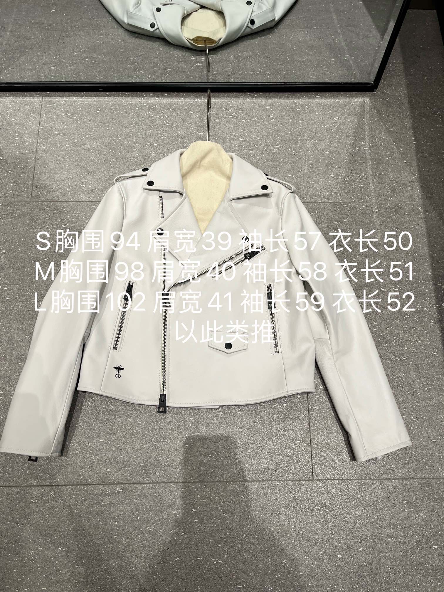 NO:721702,, Dior's new printed goatskin motorcycle, customized original hardware, very high-end, the leather feels a little stiffer, and the shape is very good. Size S-19860909,Dior新款印花山羊皮机车,定制原版五金,非常高档,皮料偏硬挺一点的感觉,型很好 尺寸S- XL码,Xxl需要定制.偏修身版型,迪奥-服装,dior,dior,sheepskin,,Women's clothing