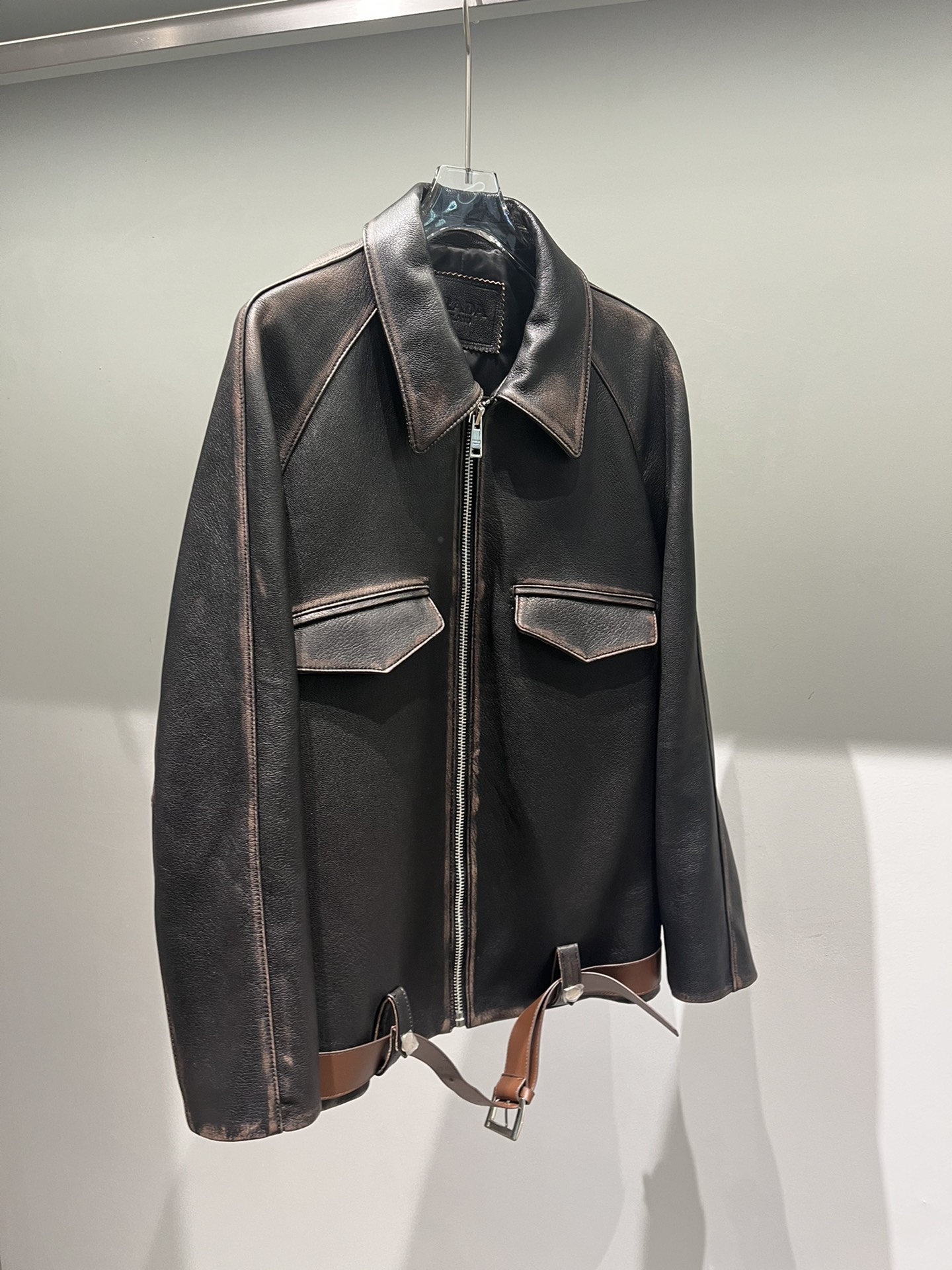 NO:871436,Prada's imported goatskin is rubbed and colored. It is very textured when rubbed by hand, and the leather is very waxy. This is a slightly longer motorcycle model, versatile, and the leather belt has an oil edge process. Prada-clothing, prada, sheepskin,19860909普拉达进口山羊皮擦色,手工擦非常有质感,皮料很有糯感.这个是稍微长一点的机车款,百搭,腰带真皮做了油边工艺,普拉达-服装,prada,sheepskin,,Women's clothing