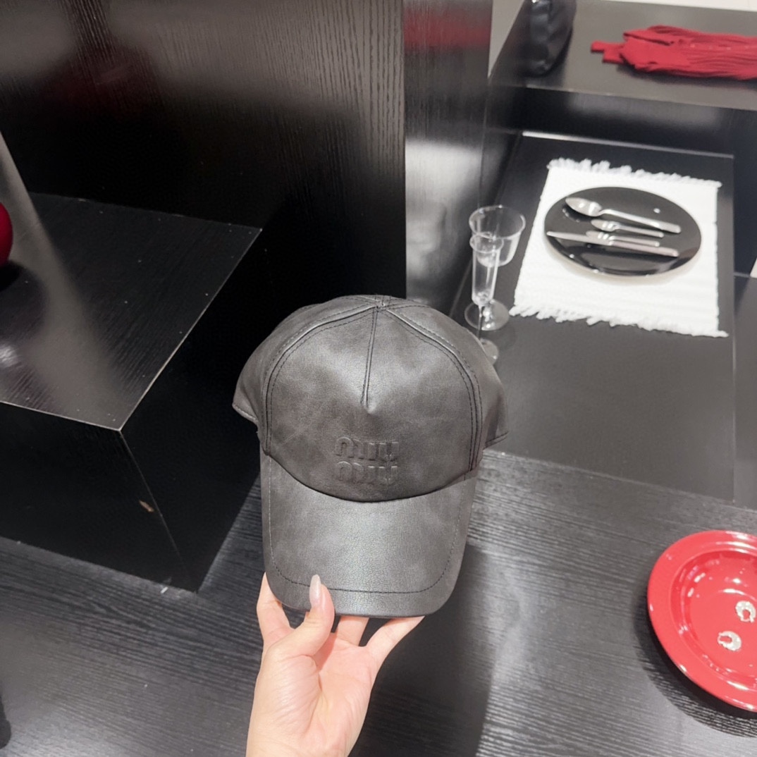 MiuMiu Nuevo Otoño/Invierno, Gorra de Béisbol de Cuero, Detalles Exquisitos, Calidad de Boutique, Personalidad Única