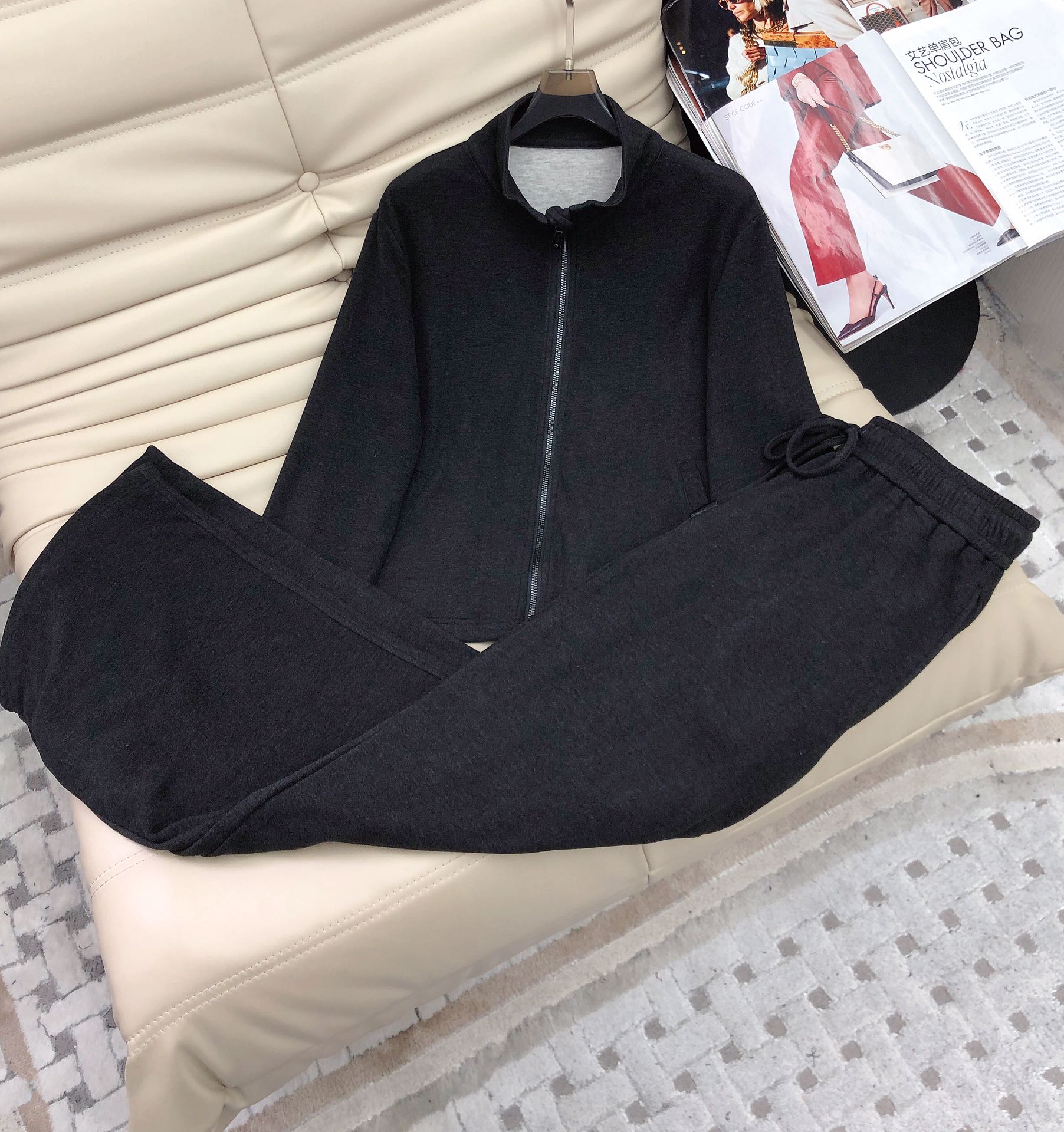 NO:578254,Jackets and pants Fw new style classic casual double zipper jacket casual pants suit 丨Exclusively produced!  Customized high-end fabrics, double-zipper jacket and casual trousers, high-end style and cool!  Three-dimensional tailoring, classic version, the design has a sense of luxury, you can mix it with sweet or salty, it looks great, it is highly recommended to keep it for yourself!  The details of the customized version are all in place, and the quality of workmanship depends on the details!  Two-color SML.,,jackets & coats,alexander wang19860909外套裤子Fw新款 经典休闲双拉链外套 休闲裤套装 丨独家出品！定制高级面料,双拉链外套休闲长裤穿搭 高级的调调又A又飒！立体剪裁 经典的版型,设计自带高级感,可甜可盐随意搭配超好看,强烈推荐自留款！定制版型工艺细节全面到位,做工品质看细节！两色SML.,,jackets & coats,alexander wang,Women's clothing