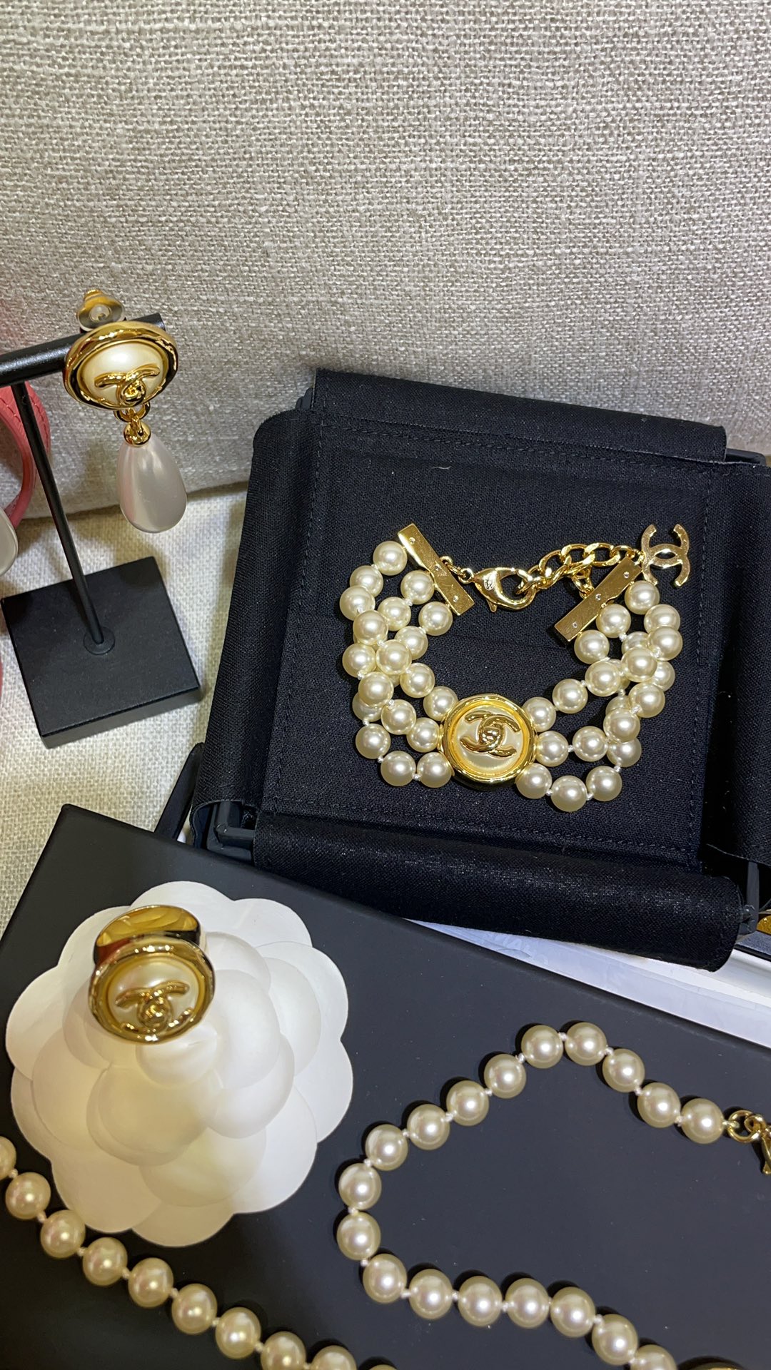 NO:631556,88260, the three-layer bracelet arrived today. 24A new golden double C button multi-layer pearl bracelet. The three-layer pearl bracelet is so eye-catching. The overweight schoolbag buckle and double C button are self-recognizable. Very elegant and retro. The taste of vintage palace style. Z consistent brass material CNC screw accessories. Customized pearls, bracelet, Cartier high-end jewelry1986090988260,今日到货三层手链 24A新款金色双C纽扣多层珍珠手链 三层珍珠手链上手太吸睛啦超重书包扣双C纽扣自带辨识度 很优雅很复古 vintage宫廷风的味道 z一致黄铜材质cnc拧螺丝配件 定制珍珠,,bracelet,卡迪亚高端饰品,Jewelry