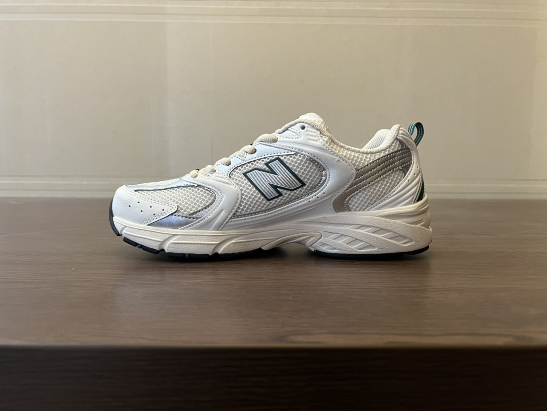 💰320
NEW BALANCE 新百伦530运动休闲鞋 新款男女情侣鞋！
Size：36  36.5 37 37.5  38 38.5 39.5 40 40.5 41.5 42 42.5 43 44 44.5 45！
