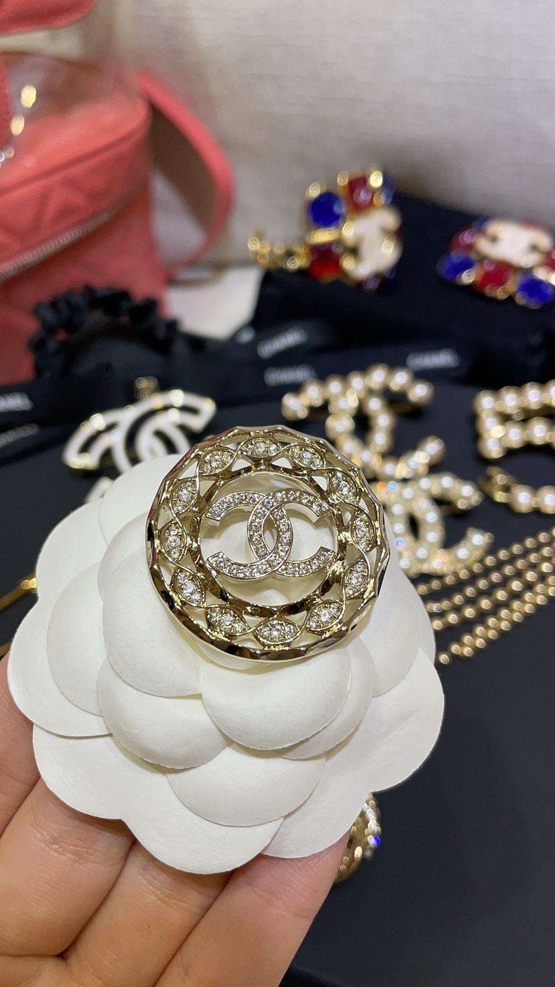 NO:101991,24B new gold full diamond double C hollow round brooch hollow diamond lace ring classic full diamond double C simple and refreshing and expensive, full of details, single and stacked brooch, super multi-purpose, Chanel brooch, chanel, brooch, breastpin1986090924B新款金色满钻双C镂空圆形胸针 镂空镶钻花边圆环经典满钻双C 简简单单又很清爽贵气 细节满满 胸针单戴叠戴都 日常超多用途,香奈儿胸针,chanel,brooch，breastpin,Jewelry