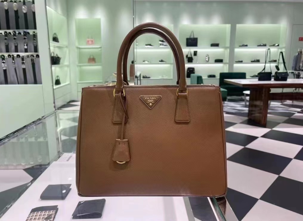 Prada Luxury Designer Handbag Shoulder Bag in fine calfskin
