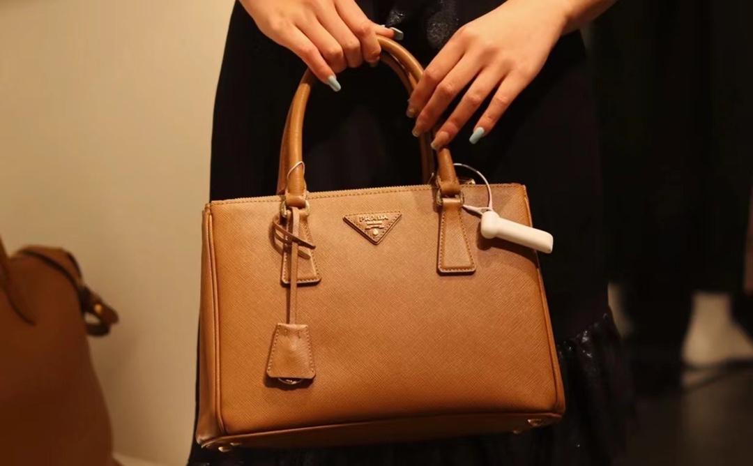 Prada Luxury Designer Handbag Shoulder Bag in fine calfskin