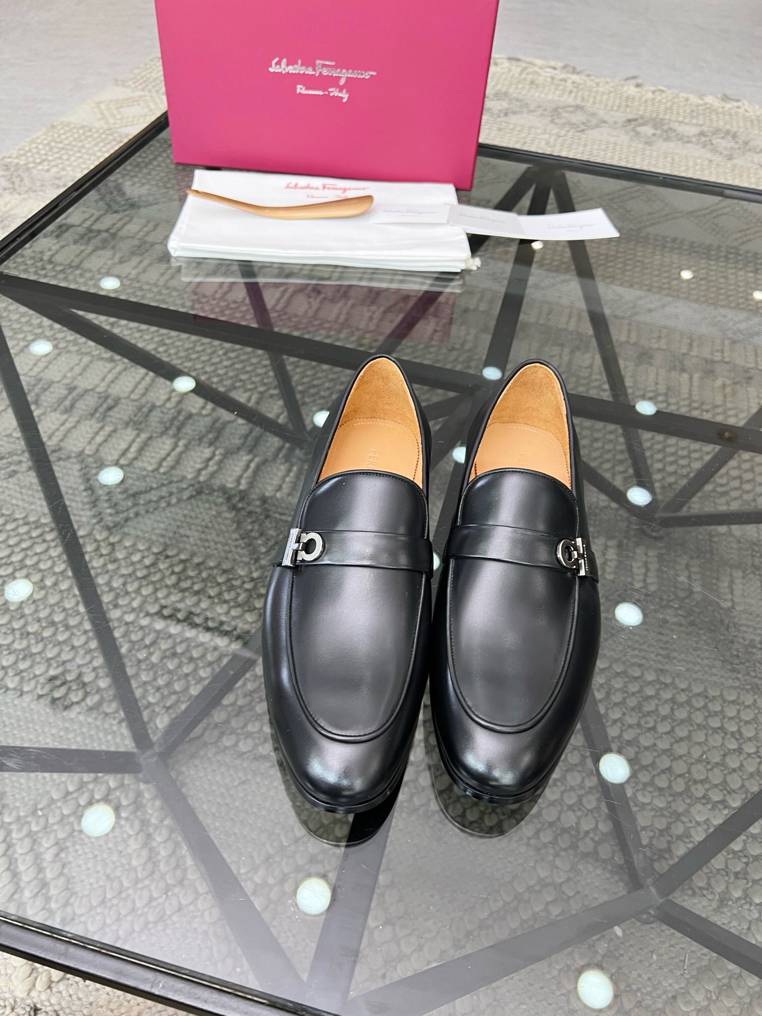 NO:218578,Brand Ferragamo Color original color matching Number 39-44 Custom made 38.45.46 Price Material Ferragamo New Style Men's Business Leather Shoes are perfectly handmade Original quality Exquisite workmanship rigorous upper is imported waxed and polished cowhide cowhide cowhide inner Original (real leather sole) upper high-end and atmospheric, Ferragamo Leather Shoes, ferragamo, ferragamo, cowhide, Leather soles19860909品牌Ferragamo 颜色原版配色 码数39-44定做38.45.46 价格 材质菲拉格慕新款 男士 商务皮鞋发售完美的手工制作 原单品质 做工精致严谨鞋面采用进口打蜡擦色牛皮工艺牛皮内里 原版（真皮大底）上脚 高端大气,菲拉格慕 皮鞋,ferragamo,ferragamo,cowhide,Leather soles,Men's shoes