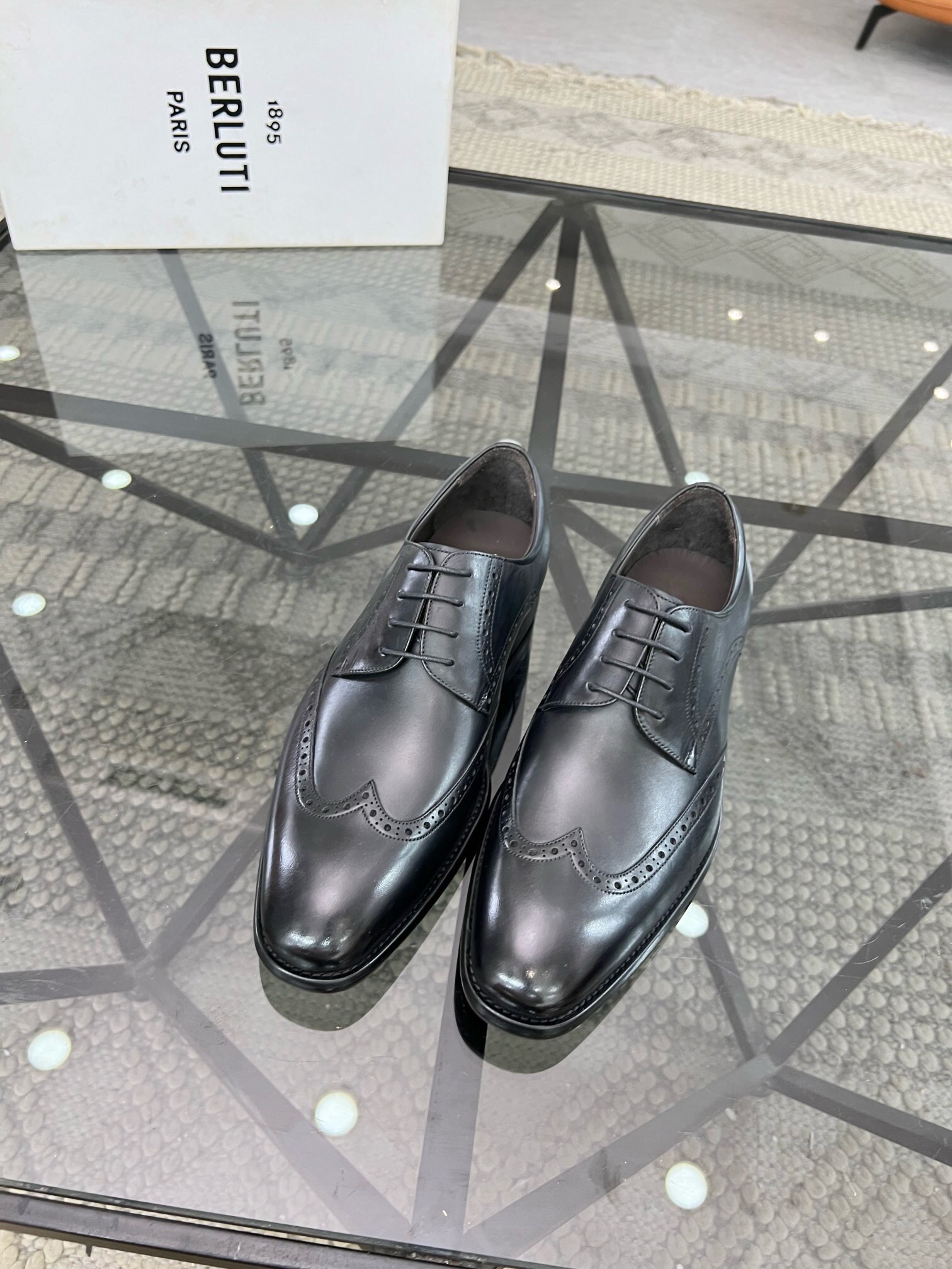NO:218818,Brand Berluti original color matching Size 39-44 Custom made 38.45.46 Price Material Berluti new style High-end Top · Original single Ber* Berluti French top men's shoes, Berluti brand broke the routine in its debut and launched a new Edge last. This bold improvement of the iconic last is of great significance to its unique shape and width creative work. On Alessandro shoes, this angular outline is made by Kris' bold and professional new Cloudy dyeing makes it look more perspective. It is both business and casual. Classic and fashionable!  The handwritten patterns on the shoe body add a lot of color, Berluti, christian louboutin, Dolce & Gabbana19860909品牌Berluti 颜色原版配色 码数39-44定做38.45.46 价格 材质伯尔鲁帝新款 高端 顶级·原单Ber*布鲁提法国顶级男鞋,Berluti品牌的首秀中打破常规,推出全新的Edge鞋楦.标志性鞋楦的这种大胆改良,对于其独特形状和边宽创意工作意义重大、在Alessandro鞋履上,这种棱角分明的轮廓经Kris大胆专业的全新Cloudy 染色显得更有透视感.既商务又休闲.经典时尚！鞋身的手写纹更为其增色不少,Berluti 布鲁提,christian louboutin,Dolce&Gabbana,Men's shoes