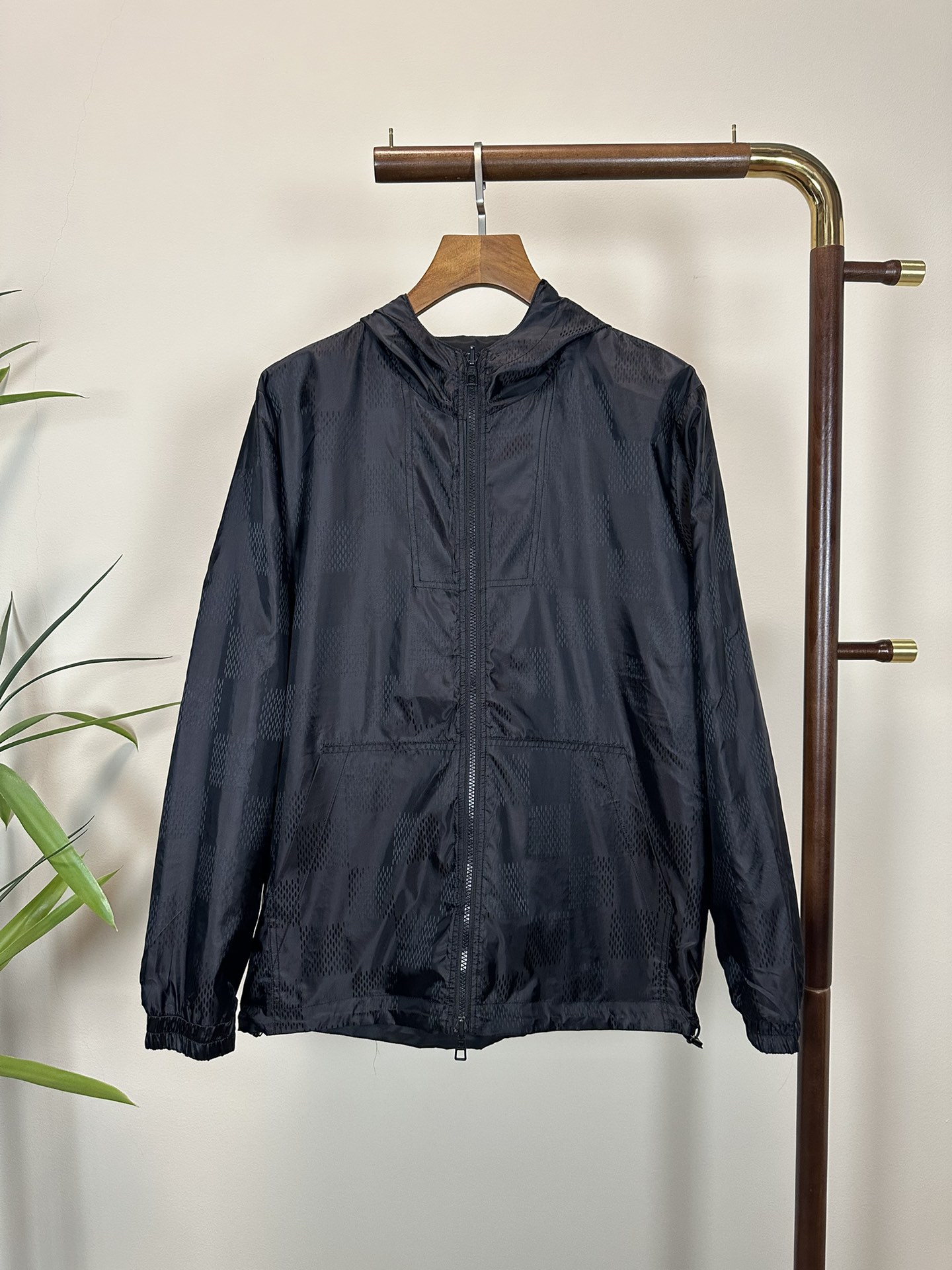 NO:513475,LV New Checkerboard Jacquard Casual Jacket!  The counter is synchronized. The details are exquisite and high-end, and the brand logo is full of high-end feeling. The custom fabric shows more youthful and energetic. Custom high-end fabrics are crisp and stylish on the upper body, comfortable and not tight. The custom metal logo zipper is very classy, ​​and the clean and neat tailoring is full of urban style. Just wear it. It is the first choice for high-end fashion and fashionable people. The upper body effect is super good!  Code number M- XXL, louis vuitton,jackets & coats,alexander wang19860909LV 新款棋盘格提花休闲外套！专柜同步.细节精致高级,品牌logo高级感满满.定织面料更显年轻活力,定制高端面料,上身挺括有型,舒适不紧绷.定制金属logo拉链非常有档次,干净利落的剪裁都市风十足,穿上心情就好,高端潮流时尚人士首选,上身效果超级好看！ 码数M- XXL,,louis vuitton,jackets & coats,alexander wang,Men's clothing