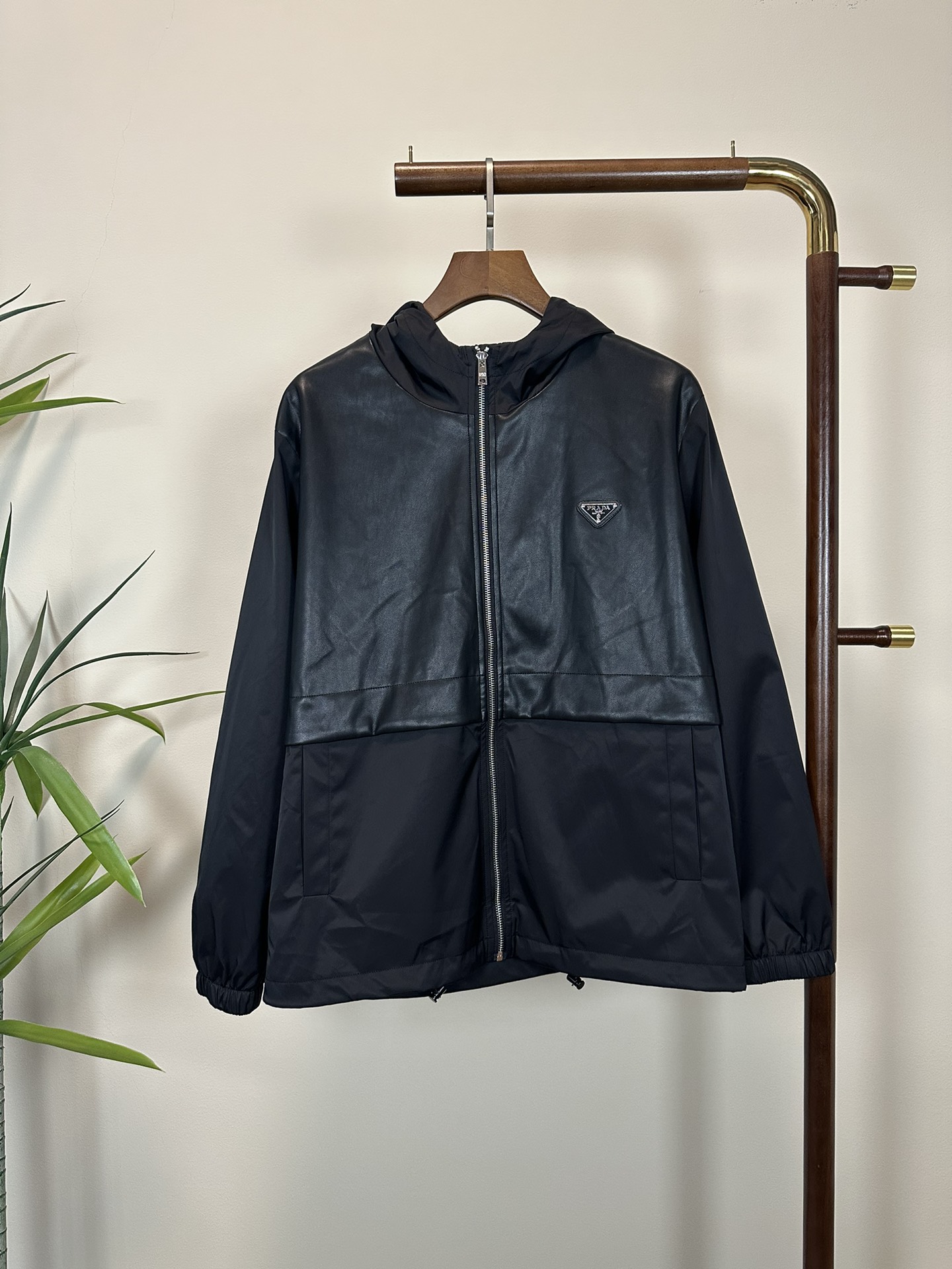 NO:413157,Prada exclusively offers the latest spring and autumn fashion hooded zipper jackets, a classic design and superb jacket. The quality is even more unscrupulous. You can buy it directly, which is not to be mistaken for high-end products! Through the detailed pictures, you can feel its powerful aura, and the warm-concentration effect is significant, so you don’t have to worry about the chill at all! It is both fashionable and functional, and the whole style looks more luxurious and elegant! Size M-XXL, prada, prada, jackets & coats, jackets & coats, hats, alexander wang19860909Prada普拉达独家专供最新春秋时尚拼接连帽拉链夹克,经典设计感与颜值爆棚的外套,品质更是无法挑剔品控可以直接入手,不容过错的高端臻品！通过细节图片便可感受到它强悍的气场,聚温保暖效果显著,完全不用担心会有一点寒意！时尚与功能性兼备,整款显得更加的奢华大气！ 尺码M-XXL,,prada,prada,jackets & coats,jackets & coats,hats,alexander wang,Men's clothing