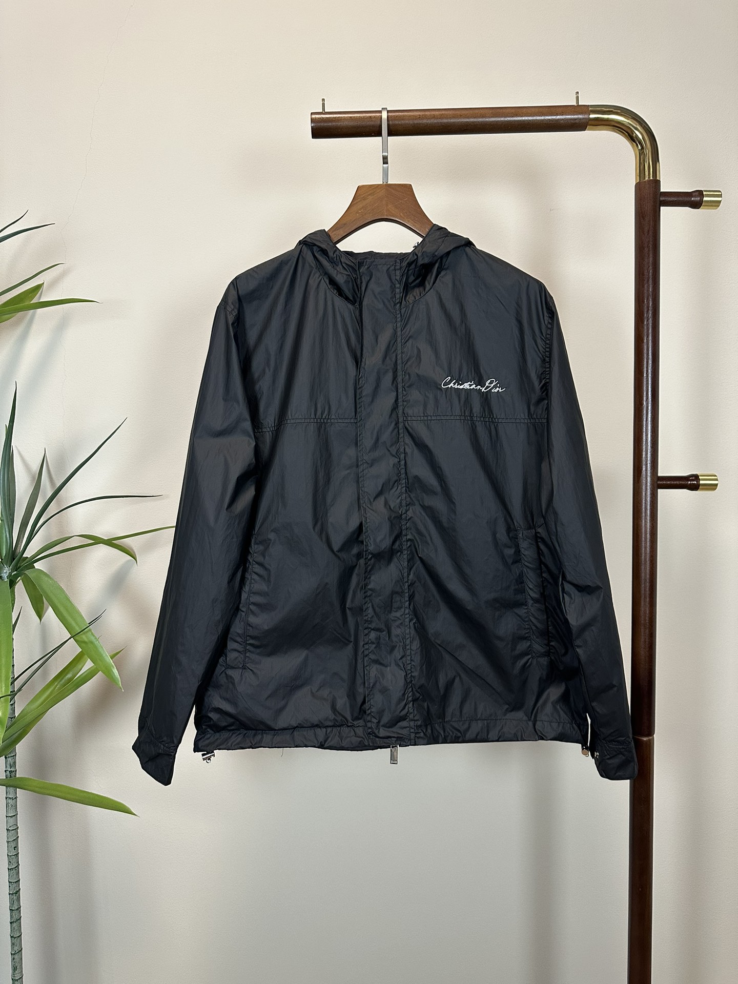 NO:413164,New 1947 embroidered jacket! Customized original ecological technology fabrics, carefully crafted and presented unique textures and folds. Each fold is an art. Layered and touched like last-minute technology. Let the skin enjoy a sense of breathing. The virtual and real are comfortable to fit the skin. Decorated with a handwritten style Christian Dior embroidery highlights Mr. Dior's signature blends texture and artistic tailoring. The French elegance is always implemented to exude a pure beauty. The complexity and fashion are balanced to the extreme. Craft 1 Original ecological technology fabrics are wrapped in an expensive special glue on the surface. Change its surface structure and then fermented and washed. Use chemicals to generate unique textures and folds and further enhance their softness. Craft 2: Embroidery with imported machines. Use advanced computer control systems and precision mechanical components to achieve handwritten style Christian Dior 1947 embroidery work neatly and flat Full of lines, fine pins, code count M-XXL,,dior,jackets & coats,jackets & coats,alexander wang19860909新品1947刺绣夹克外套！ 面料定制原生态科技面料 经精雕细琢处理 呈现出独特的纹理与褶皱 每一道褶皱都是一种艺术 层层叠叠 触感如同末来科技 让肌肤愜享呼吸感 虚实有致 舒适贴肤 饰以手写风格 Christian Dior 刺绣 彰显 Dior先生的签名融合肌理感艺术剪裁 将法式优雅贯彻始终 散发出纯粹的美感 繁复与时尚平衡至极致 工艺1原生态科技面料都在最表层包裹住一种昂贵的特制胶 改变其表面结构 再进行酵洗处理 利用化学物质产生独特的纹理与褶皱 并且进一步增强其柔软度 工艺2: 采用进口机绣花 使用先进的计算机控制系统和精密的机械部件 实现手写风格Christian Dior 1947绣花作业 做工工整平整 线条感十足 针脚细密 码数M-XXL,,dior,jackets & coats,jackets & coats,alexander wang,Men's clothing