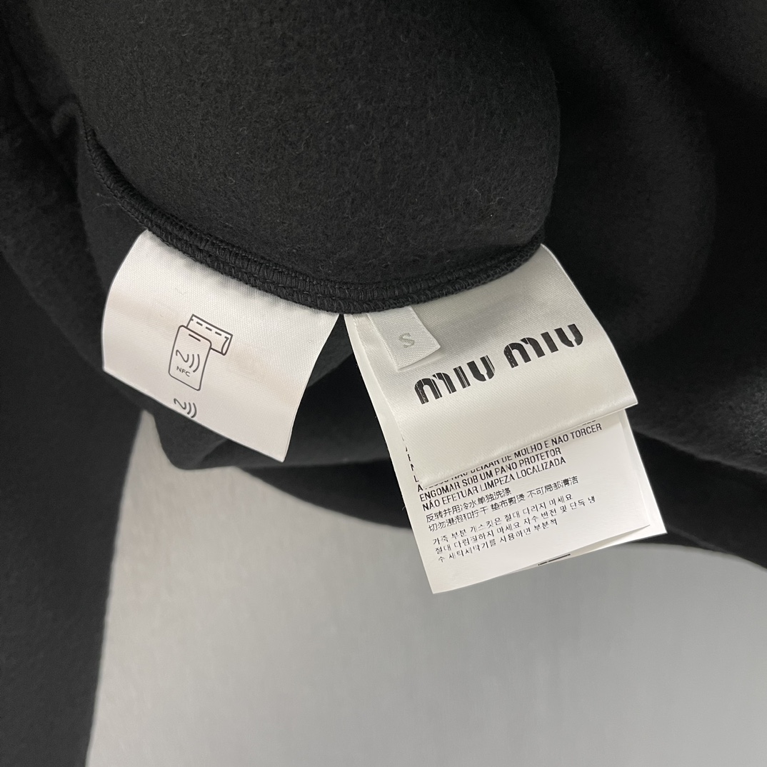 💰240 Miu Miu
黑色摇粒绒拉链黑卫衣
Size : S-XL
这次miu miu 24秋冬新品算是把摇粒绒风格给玩明白
了，这件交色的卫衣上身真的挺舒服的，袖口和下摆也都有抽绳可以缩紧防风，户外穿或者通勤都很百搭。