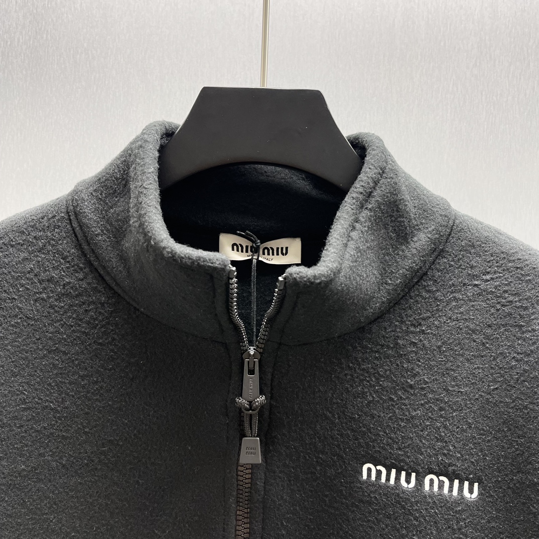 💰240 Miu Miu
黑色摇粒绒拉链黑卫衣
Size : S-XL
这次miu miu 24秋冬新品算是把摇粒绒风格给玩明白
了，这件交色的卫衣上身真的挺舒服的，袖口和下摆也都有抽绳可以缩紧防风，户外穿或者通勤都很百搭。