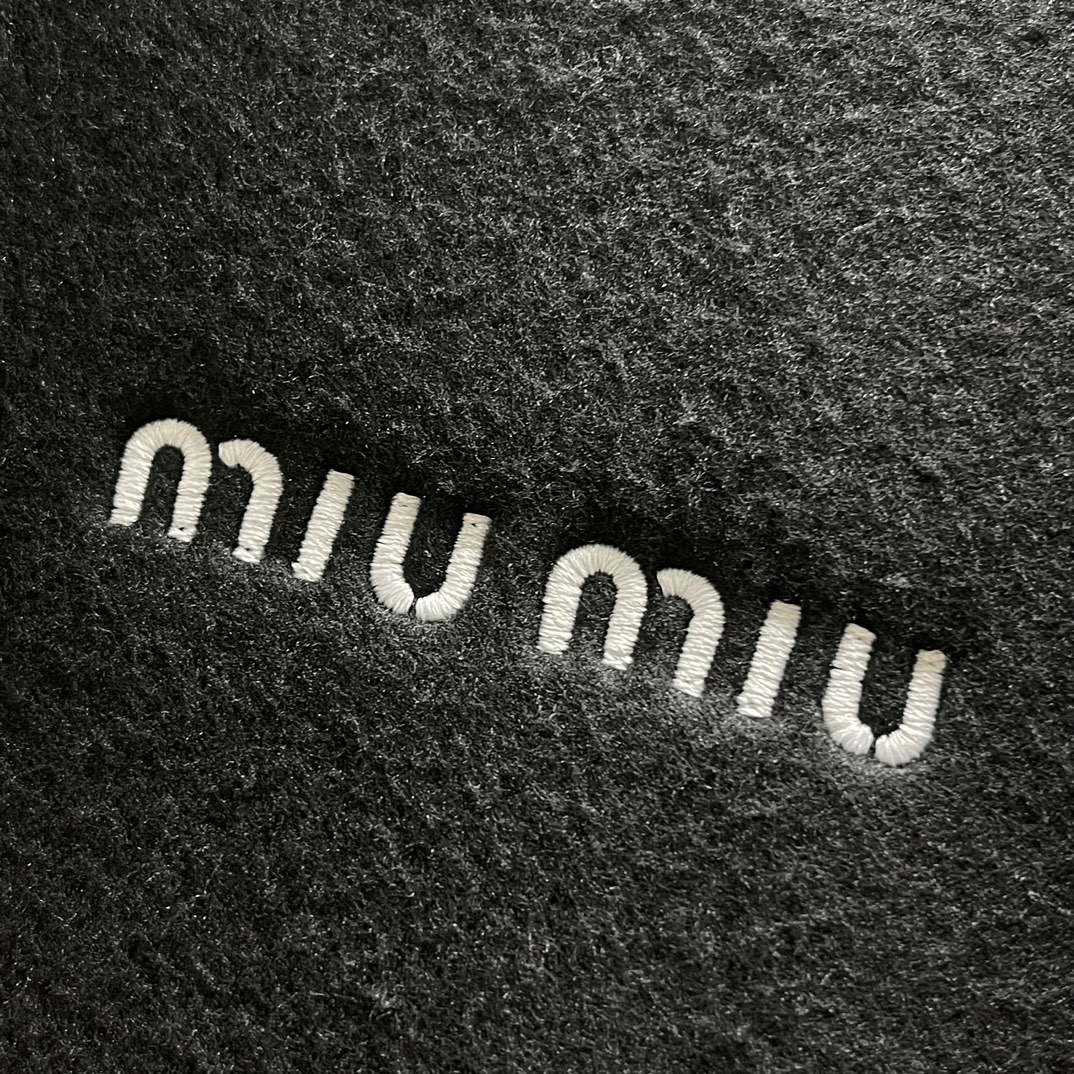 💰240 Miu Miu
黑色摇粒绒拉链黑卫衣
Size : S-XL
这次miu miu 24秋冬新品算是把摇粒绒风格给玩明白
了，这件交色的卫衣上身真的挺舒服的，袖口和下摆也都有抽绳可以缩紧防风，户外穿或者通勤都很百搭。