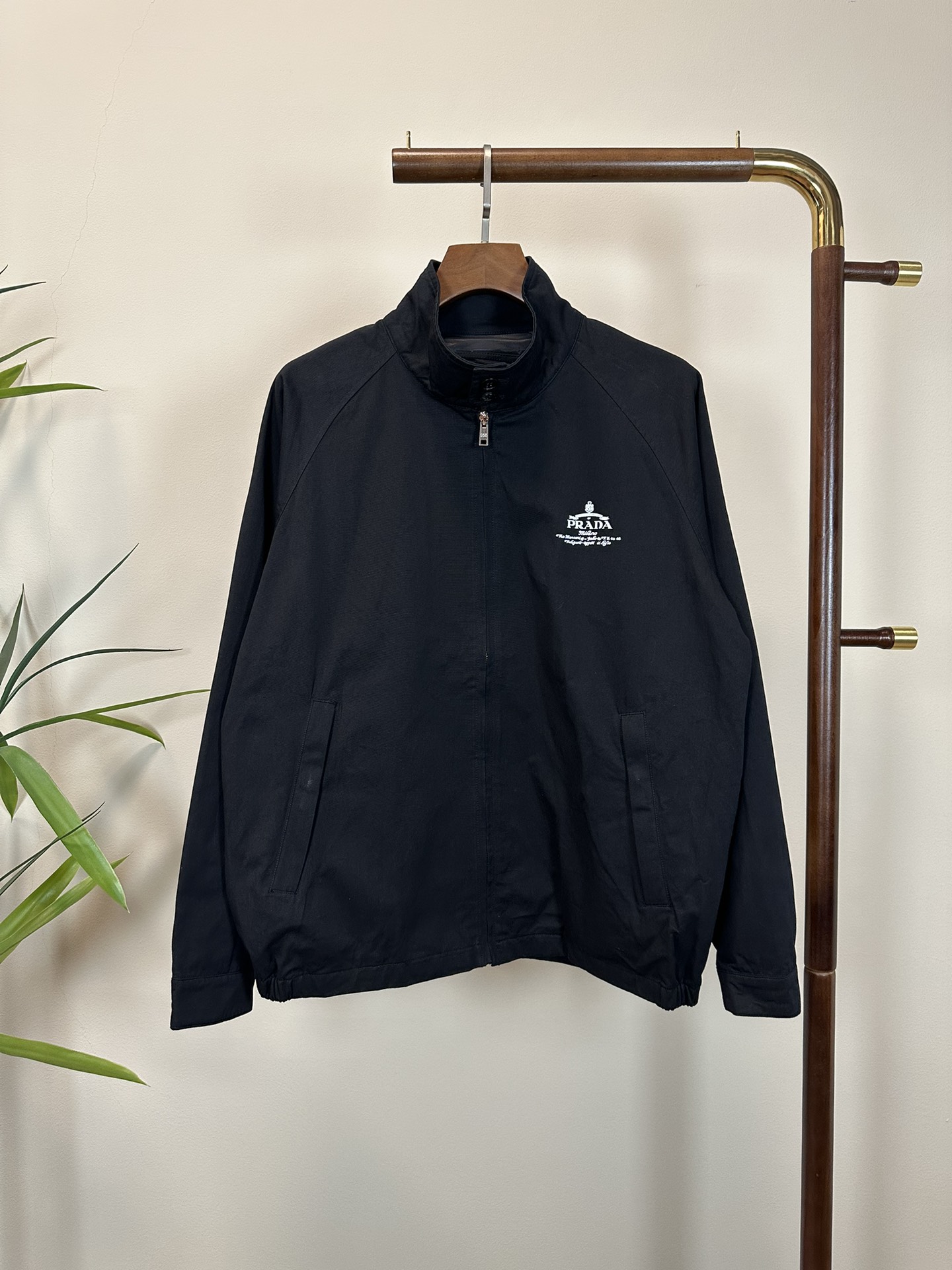 NO:513478,Jacket P pants Prada exclusive new counter with the same autumn and winter suit, full of high-end feel!  The details are exquisite and high-end, and the workmanship is impeccable!  Imported fabrics are three-dimensional, exquisite and delicate. The original high-end double-sided jersey fabrics are very high-end!  Original zipper!  The fabric is crisp, wrinkle-resistant, wear-resistant, moisture absorption, quick drying and breathable, neat and stylish. Color Khaki Black Number of code M- XXL,,prada,prada,jackets & coats,alexander wang19860909外套 P裤子 Prada普拉达独家客供新款专柜同款秋冬套装,高级感满满！细节精致高档,做工无可挑剔！进口面料 立体精致细腻.原版高端双面平纹针织面料很显高级！原版拉链！面料挺括抗皱耐磨,吸湿速干透气,利落有型. 颜色 卡其 黑色 码数M- XXL,,prada,prada,jackets & coats,alexander wang,Men's clothing