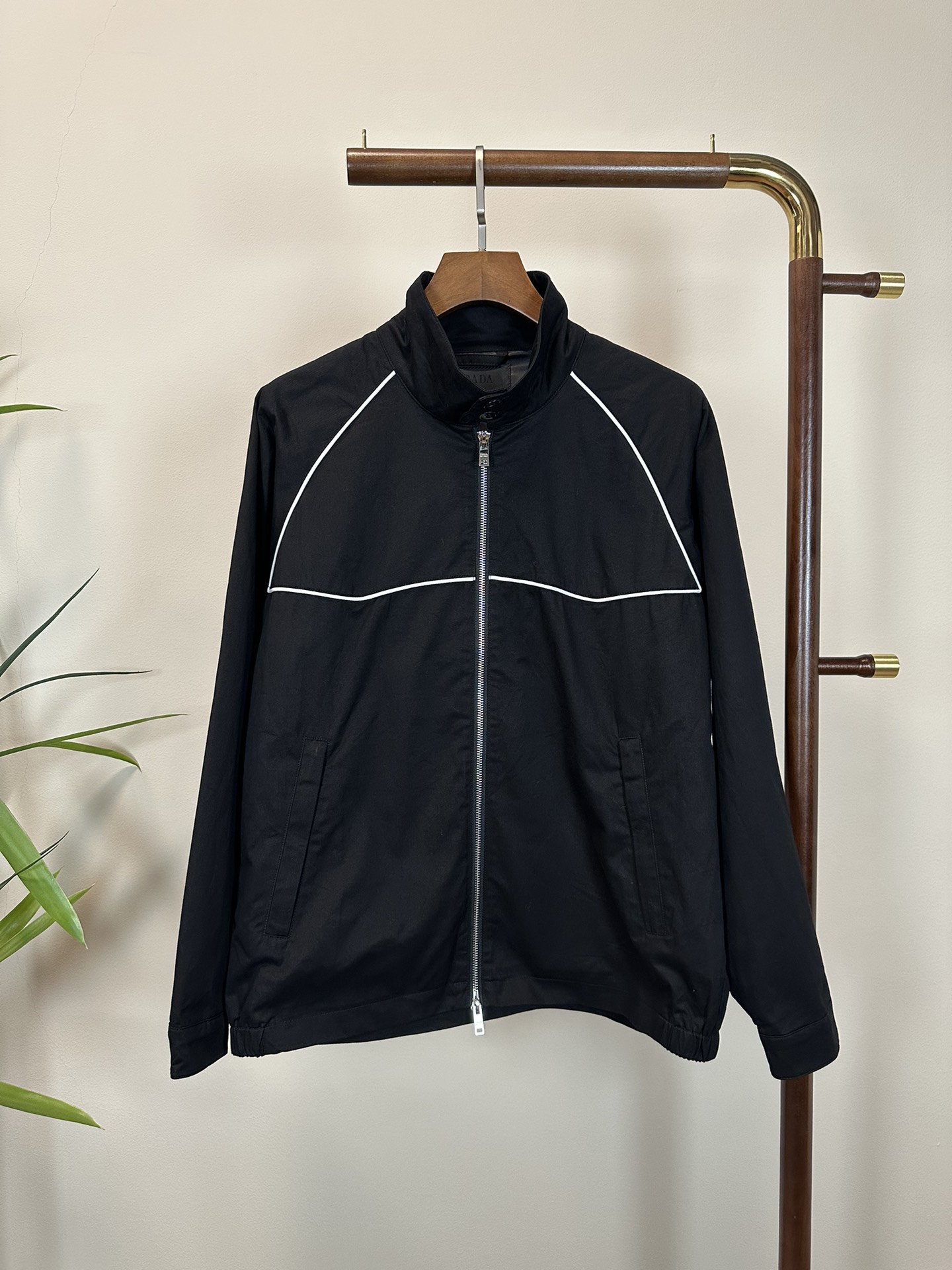 NO:513480,Jacket P pants Prada exclusive new counter with the same autumn and winter suit, full of high-end feel!  The details are exquisite and high-end, and the workmanship is impeccable!  Imported fabrics are three-dimensional, exquisite and delicate. The original high-end double-sided jersey fabrics are very high-end!  Original zipper!  The fabric is crisp, wrinkle-resistant, wear-resistant, moisture absorption, quick drying and breathable, neat and stylish. Color Black Number of code M- XXL,,prada,prada,jackets & coats,alexander wang19860909外套 P裤子 Prada普拉达独家客供新款专柜同款秋冬套装,高级感满满！细节精致高档,做工无可挑剔！进口面料 立体精致细腻.原版高端双面平纹针织面料很显高级！原版拉链！面料挺括抗皱耐磨,吸湿速干透气,利落有型. 颜色 黑色 码数M- XXL,,prada,prada,jackets & coats,alexander wang,Men's clothing