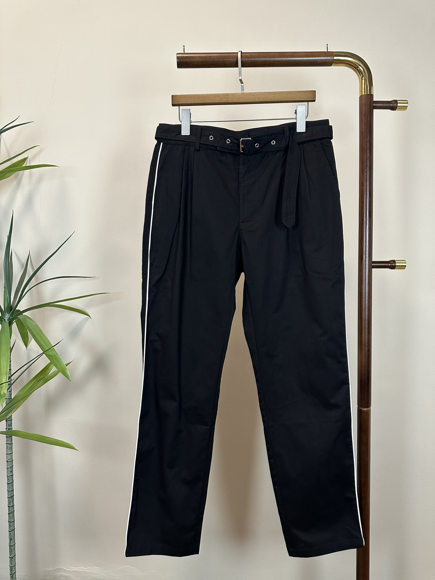 NO:513479,Pants P jacket Prada exclusive new counter with the same autumn and winter suit, full of high-end feel!  The details are exquisite and high-end, and the workmanship is impeccable!  Imported fabrics are three-dimensional, exquisite and delicate. The original high-end double-sided jersey fabrics are very high-end!  Original zipper!  The fabric is crisp, wrinkle-resistant, wear-resistant, moisture absorption, quick drying and breathable, neat and stylish. Color Black Number of codes M-XXL,,prada,prada,jackets & coats,alexander wang19860909裤子 P 外套 Prada普拉达独家客供新款专柜同款秋冬套装,高级感满满！细节精致高档,做工无可挑剔！进口面料 立体精致细腻.原版高端双面平纹针织面料很显高级！原版拉链！面料挺括抗皱耐磨,吸湿速干透气,利落有型. 颜色 黑色 码数 M-XXL,,prada,prada,jackets & coats,alexander wang,Men's clothing