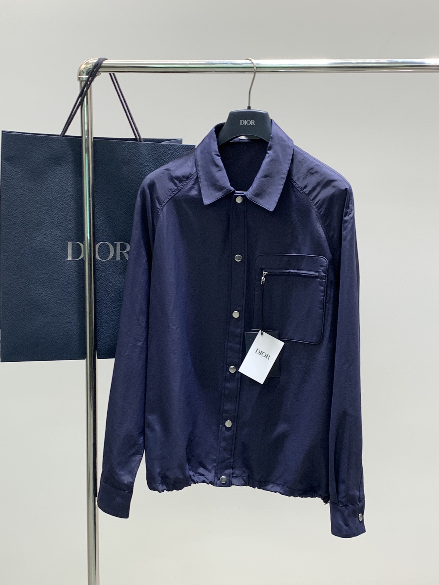 NO:124681,DIOR's latest style of early spring shirt, special counters are released simultaneously, trading company orders Customer-supplied fabrics 57 cotton, 43 polyamide fiber. Cotton blended thick cross rib fabrics are carefully made. They have good wearability and are not easy to break or wear. Number of 48, 50, special offer, no return or exchange, dior, shirts, alexander wang19860909DIOR 早春最新款衬衫,专柜同步发售,贸易公司订单 客供面料57 棉,43 聚酰胺纤维 .棉质混纺粗横棱纹织物精心制作 具有较好的耐穿性,不容易破损或磨损.码数48,50,特价,不退不换,,dior,shirts,alexander wang,Men's clothing