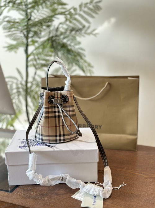 Burberry Check Bucket Bag - Stylish & Versatile Accessory (15x20 cm) 1 Burberry Check Bucket Bag - Stylish & Versatile Accessory (15x20 cm)