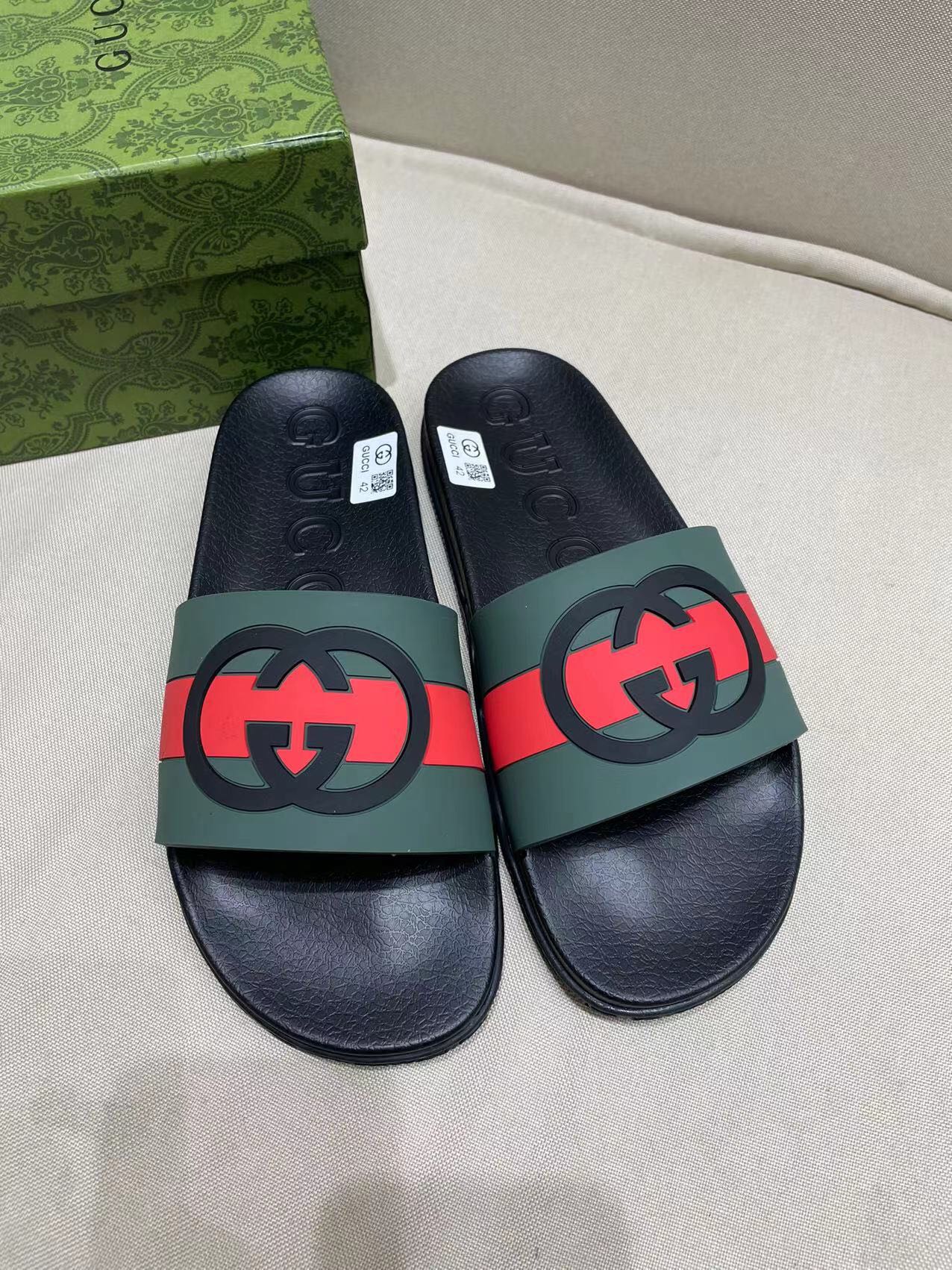 NO:170846,Gucci official website Good Game Slippers Sandals for Men and Women In this special edition series, the acronym of the founder of the brand Guccio Gucci gives a new meaning. In the game world, “GG” is a symbol of good sportsmanship, representing “Good Game”, which conveys the value system of the community. This modern acronym is a playful ode to the brand’s origins in the world of sports and leisure, showing how Gucci’s traditions continue to evolve. Farewell greetings express the motto of Gucci Good Game as the brand enters a new world, creating the center of play, self-expression, talent, freedom and personality. The slippers are made of black leather, embellished with the collection’s iconic logo. Black leather Good Game Interlock G Relief Logo  Molded foot bed Rubber sole Flat Made in Italy Size 36~46 Slippers, Gucci, Sandals, Slippers19860909Gucci 官网款男士女同款Good Game 拖鞋凉鞋 在这个特别版系列中,品牌创始人 Guccio Gucci 的首字母缩写赋予了新的含义.在游戏世界中,“GG”是良好体育精神的标志,代表“Good Game”,它传达了社区的价值体系.这个现代首字母缩写词是对该品牌起源于运动和休闲世界的俏皮颂歌,展示了 Gucci 的传统如何不断演变.临别问候语表达了 Gucci Good Game 的座右铭,因为该品牌进军新世界,创造了玩耍、自我表达、才华、自由和个性的中心.这双拖鞋采用黑色皮革制成,饰有该系列的标志性徽标. 黑色皮革 男女同款 Good Game 联锁 G 浮雕标志 模压脚床 橡胶鞋底 平坦的 意大利制造 码数36～46码,拖鞋,gucci,sandals,slippers,Women's Shoes