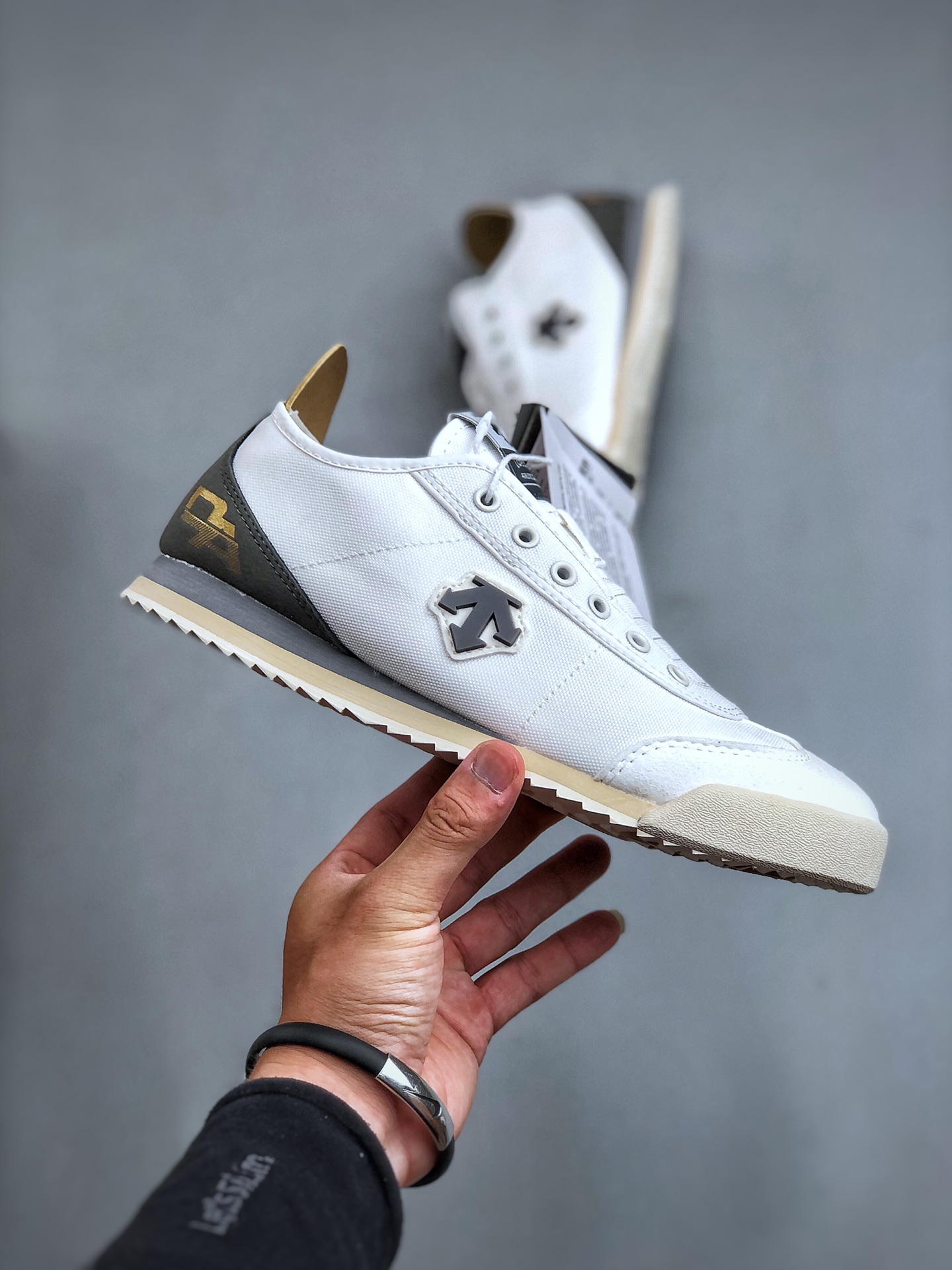 终端特价🉐️爆款福利🔥
跑量放店批💰110 核心主推
原价市场160 180版本 纯原公司
DESCENTE CHRON 公司级版本 迪桑特复古运动一脚蹬帆布鞋👏透气休闲鞋 轻松方便的一脚蹬设计 搭配轻质弹性鞋底 脚感舒适 简洁的帆布鞋面设计适用于多场景穿搭 官方货号: D4231LSN14尺码36-45