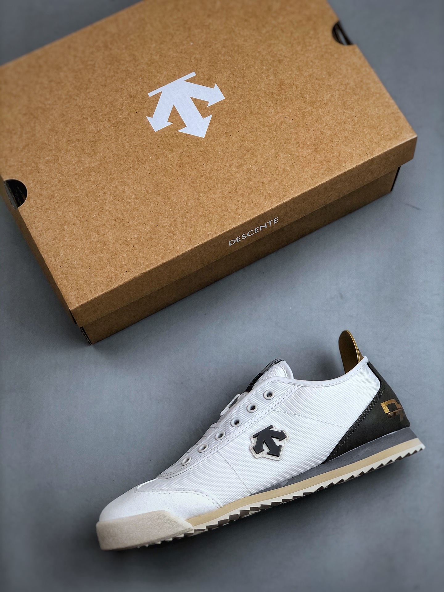 终端特价🉐️爆款福利🔥
跑量放店批💰110 核心主推
原价市场160 180版本 纯原公司
DESCENTE CHRON 公司级版本 迪桑特复古运动一脚蹬帆布鞋👏透气休闲鞋 轻松方便的一脚蹬设计 搭配轻质弹性鞋底 脚感舒适 简洁的帆布鞋面设计适用于多场景穿搭 官方货号: D4231LSN14尺码36-45