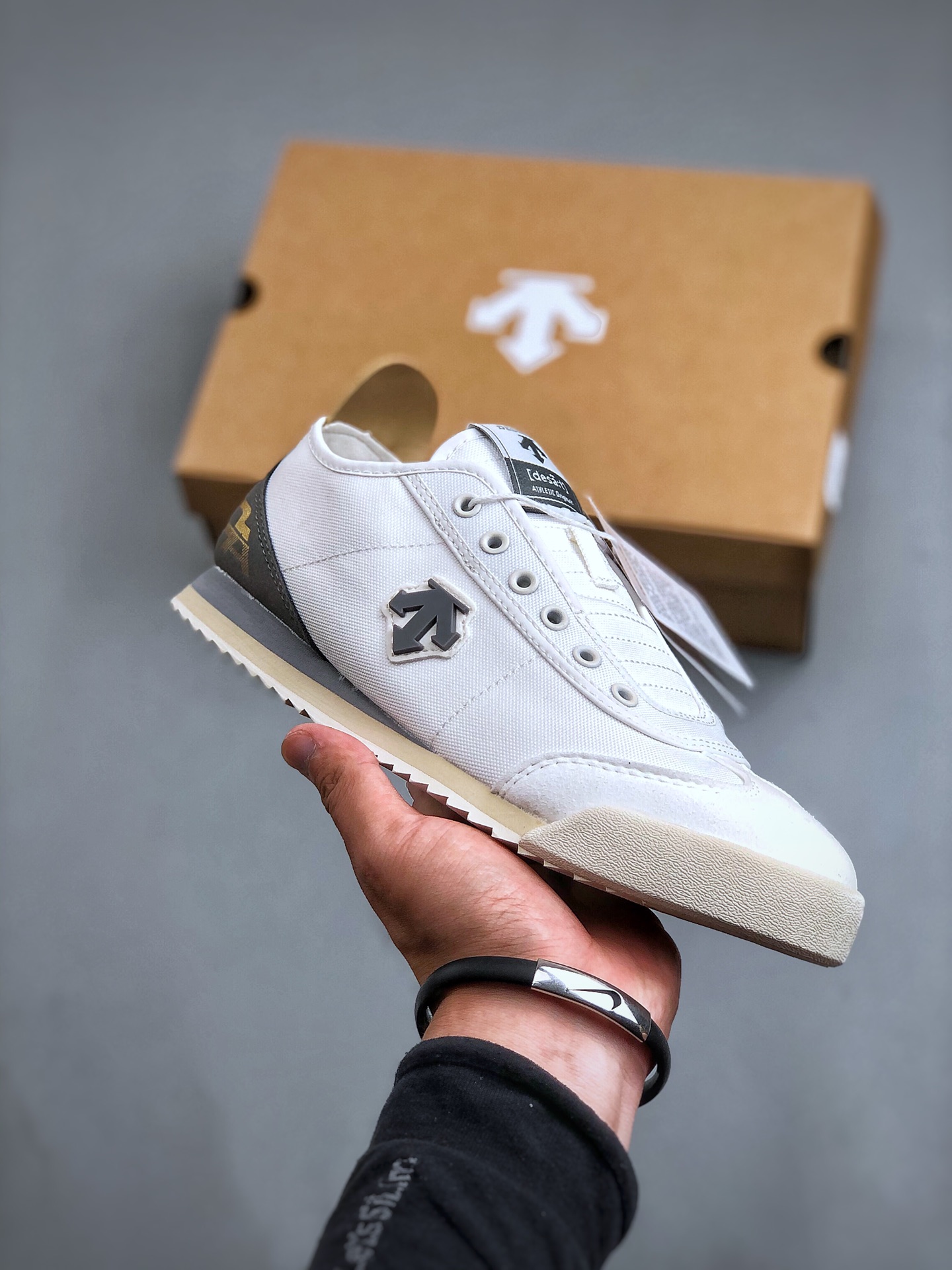 终端特价🉐️爆款福利🔥
跑量放店批💰110 核心主推
原价市场160 180版本 纯原公司 
DESCENTE CHRON 公司级版本 迪桑特复古运动一脚蹬帆布鞋👏透气休闲鞋 轻松方便的一脚蹬设计 搭配轻质弹性鞋底 脚感舒适 简洁的帆布鞋面设计适用于多场景穿搭 官方货号: D4231LSN14尺码36-45