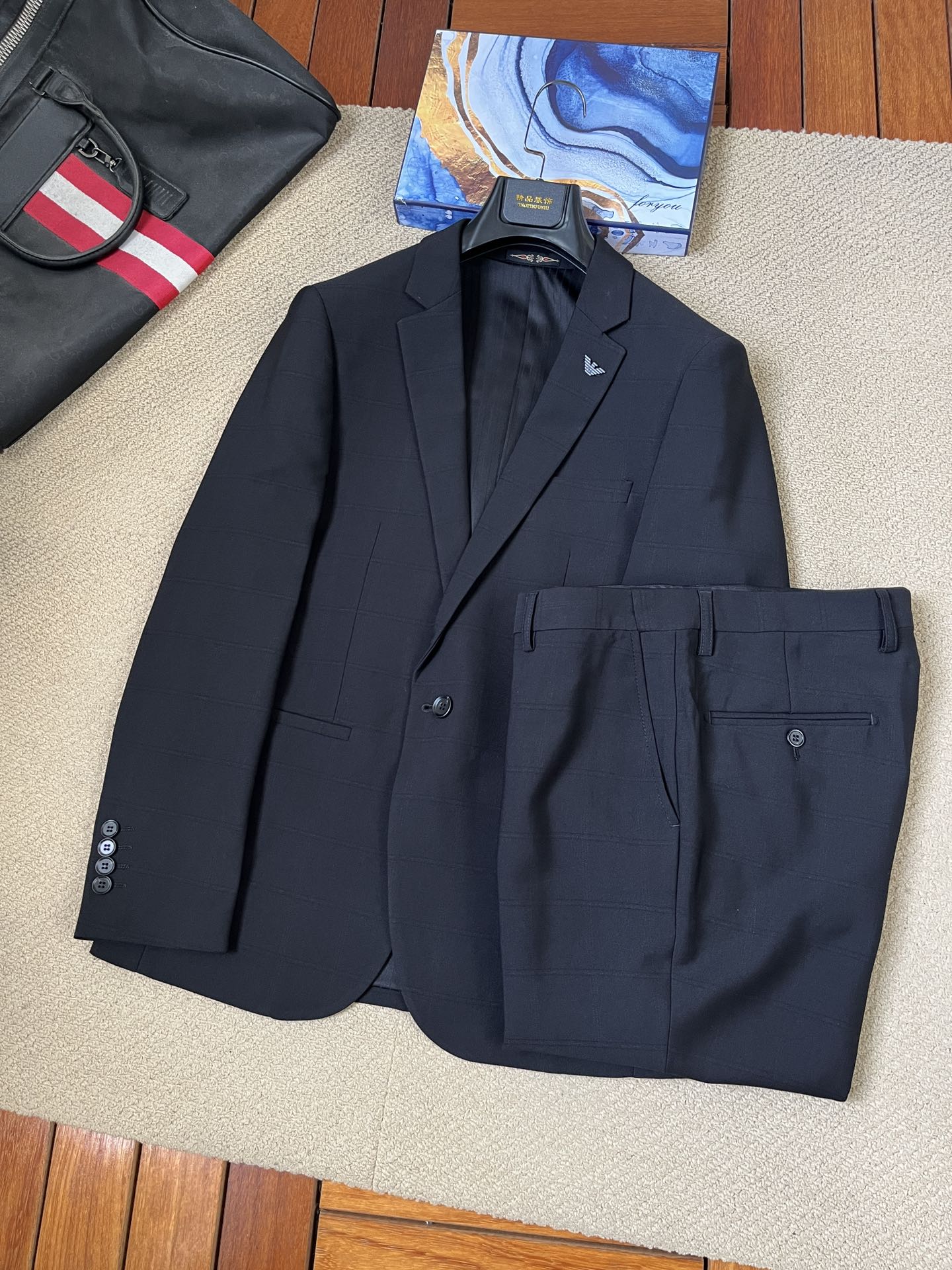 NO:135344,New# Ama’’24//Business and Casual Suit Set!  [Clothes and Trousers] A decent suit definitely occupies a very important position in the hearts of many people. Whether it is an elite workplace or other formal occasions, wearing a suit is a good choice when you are hesitant. In the trend of increasingly pursuing customization and personal fashion, the tailoring of suits is not only necessary to be well-cut and neat, but more importantly, it is to ensure that the suit has a unique design sense, which makes the wearer become the focus in an instant. At the same time, the suit is different from other clothing and has no clear seasonal division, which shows that suits can be worn at any time.  The traditional basic silhouette suit set, with appropriate modifications, creates a natural and slim waist shape, and easily creates a free and casual and streamlined version. However, in the case of very different styles, if you want to stand out from the siege and become a suit that is both fashionable and dressy, it is not enough to have a crisp style. The special texture and fabric texture can make the suit stand out. It is simple and elegant and at the extreme in details. The steady and classic flat collar is ironed and processed many times to make the collar surface firm and not easily deformed. The iconic metal logo! Even the simple embroidery is portrayed very well, which is enough to show the brand's profound skills in handling details!  The fine wool fibers on the upper surface of the fabric create a more comfortable hair feeling, and it does not pill or shed hair, making it easier to wear and care for daily wear and care. It naturally presents a variety of colored plaid textures to form a unique flower shape!  The same suit pants paired with are quite crisp, and the fine plaid makes you turn into big trousers in minutes!  Extremely excellent detailed portrayal and stylized fabrics, the fashionable effect behind the body shows the British gentleman!  !  !  Fine craftsmanship and square styles are standard elements for forming a high-quality suit. A good suit can not only become the most important partner in your workplace, but also allow you to travel elegantly and decently in various social occasions. Unlike other categories of clothing, suits can complement other clothing all year round, except for some particularly obvious functional fabrics. In the case of very different styles, if you want to make a fashionable and restrained suit that is outstanding, you can only make a fuss about the essence of the fabric.  The traditional basic slim silhouette jacket is made with appropriate modifications at the waist, creating a simple and casual style, and regularly launches some simple and elegant casual suits. This set is very quality, with a simple and elegant overall design, stable and classic, and has the exquisite and elegant dress style. After multiple integrations and pressing, the shape is naturally flat and three-dimensional. It uses the tribute needle technique to line up again, ensuring that it still has a crisp and gentlemanly collar under the stitching of multi-layer fabrics, and is famous all over the world for its classic and solemn design style. Many celebrities and even the US presidents will choose suits on important occasions, which can be seen in the industry!  The unique fabrics are integrated with the classic slim fit style to create a classic, fashionable and modern urban style casual suit, allowing the wearer to become a elegant and elegant gentleman at any time. Decent suits absolutely occupy a very important position in the hearts of many people. Whether in the elite workplace or other formal occasions, wearing a suit when you are hesitant is a good choice. In the trend of increasingly pursuing customization and personal fashion, the tailoring of suits is not only necessary to be well-cut and neat, but more importantly, it is to have a unique design sense under the guarantee of the suit's appropriate style, which makes the wearer become the focus in an instant. At the same time, the suit is different from other clothing and has no clear seasonal division, which shows that suits can be worn at any time.  The traditional basic silhouette suit set, with a moderate amount of decoration, creates a natural and slim waist shape, and easily creates a free and casual and streamlined version. However, in the case of very different styles, if you want to stand out and become a suit that is both fashionable and dressy, it is not enough to have a crisp style. The special texture and fabric texture can make the suit stand out. Even a small collar pin is well portrayed, which is enough to show the brand's profound skills in handling details!  Fabric composition: 80 polyester fiber 18 viscose fiber 2 spandex. Lining composition: polyester fiber!  It does not pill or shed hair, which is convenient for daily wear and care. The same suit pants paired with it are quite sleek, with excellent details and very stylized fabrics, making the effect behind the body look fashionable and elegant!  !  !  Size (S-XXL) cannot be sold separately. Size recommendation (standard version) Height 175-145 catties, try on L size fit, jackets & coats, business suit, alexander wang19860909New#  阿玛‘’24//商务休闲西服套装！【衣服西裤】得体的西装在许多人的心中绝对占有很重要的地位,不论是精英职场还是其他的正式场合,在你犹豫不定之时穿一件西装是不错的选择.而在越来越追求定制以及个人时尚化的趋势下,对于西装的剪裁已然不仅仅是需要裁剪精良版型工整,更多的是在保证西装得体的版型之下拥有与众不同的设计感,令穿着者在一瞬间就成为焦点,同时西装又不同于其他服饰,并没有明确的季节划分,这便表明了西装可以在任何时候穿着. 传统基础的廓形西装套装,适量做省修饰的腰部,塑造出自然修身的腰形,轻松打造出自由随性的精简版型.但在版型大相径庭的局面下,要想突出重围变成兼具时尚性与穿着性的西装,光有挺括的版型还不够,特别的纹理与面料质感能让西装脱颖而出.简洁大气又在细节上做到了极致,稳重经典的平驳领多次熨烫加工定型,才令领面一贯挺括不易变形,标志性的金属logo! 即便是简洁刺绣都刻画的非常到位,足以看出品牌对细节处理的深厚技艺！面料上表面具有的细微毛纤维塑造出更为舒适的毛感,而且不起球不掉毛,便于日常穿着跟打理.自然呈现出色彩多样的格纹纹理,形成别具一格的花型！与之搭配的同套西装裤版型挺括,加上精细的格纹让你分分钟变成大长裤！极为优秀的细节刻画加上极具风格化的面料,上身后效果时尚尽显英伦绅士！！！ 精细的工艺方正的版型都是构成一件上等西服的标准要素,精良的西装不仅仅能成为你职场中最为重要的伙伴,亦能让你儒雅得体的游走于多种社交场合.西装不同于其他类目的服饰,除一些特别明显的功能性面料外,一年四季皆可同其他服饰相辅相成,而在版型大相径庭的局面下,要想做成一件出圈的时尚内敛的西装,那便只能在面料本质上做文章. 传统基础的修身廓形西装外套,在腰部位置适量做省修饰,便打造出随性实穿的精简版型,定期推出一些精简富有气质的休闲西装.这套极富品质感,整体设计简洁大气,稳重、经典,又有礼服式的精致、优雅,在多次整合压烫之下形状自然平整立体,并且采用贡针手法二次走线定型,保证了在多层面料缝合之下仍旧拥有挺括绅士的领,以经典、庄重的设计风格闻名世界.不少名人甚至是美国总统都会在重要场合才选择的西装,其在行业领域的尊贵身份可见一斑！别有风味的面料与经典修身版型相融入,塑造出经典时尚又颇具现代化都市特色的休闲套西,让穿着者在任何时候都能成为风度翩翩的儒雅绅士.得体的西装在许多人的心中绝对占有很重要的地位,不论是精英职场还是其他的正式场合,在你犹豫不定之时穿一件西装是不错的选择.而在越来越追求定制以及个人时尚化的趋势下,对于西装的剪裁已然不仅仅是需要裁剪精良版型工整,更多的是在保证西装得体的版型之下拥有与众不同的设计感,令穿着者在一瞬间就成为焦点,同时西装又不同于其他服饰,并没有明确的季节划分,这便表明了西装可以在任何时候穿着. 传统基础的廓形西装套装,适量做省修饰的腰部,塑造出自然修身的腰形,轻松打造出自由随性的精简版型.但在版型大相径庭的局面下,要想突出重围变成兼具时尚性与穿着性的西装,光有挺括的版型还不够,特别的纹理与面料质感能让西装脱颖而出.即便是一枚小小的领针都刻画的非常到位,足以看出品牌对细节处理的深厚技艺！ 面料成份:80聚酯纤维18粘纤2氨纶.里料成份:聚酯纤维 ！不起球不掉毛,便于日常穿着跟打理.与之搭配的同套西装裤版型挺括,极为优秀的细节刻画加上极具风格化的面料,上身后效果时尚尽显精英绅士！！！ 尺寸（S-XXL）不可以拆开销售 尺码推荐（标准版型） 身高175-145斤,试穿L码合身,,jackets & coats,business suit,alexander wang,Men's clothing